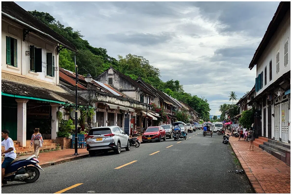 琅勃拉邦老城的主要道路并不热闹，行人寥寥无几。（姚耀光／图）