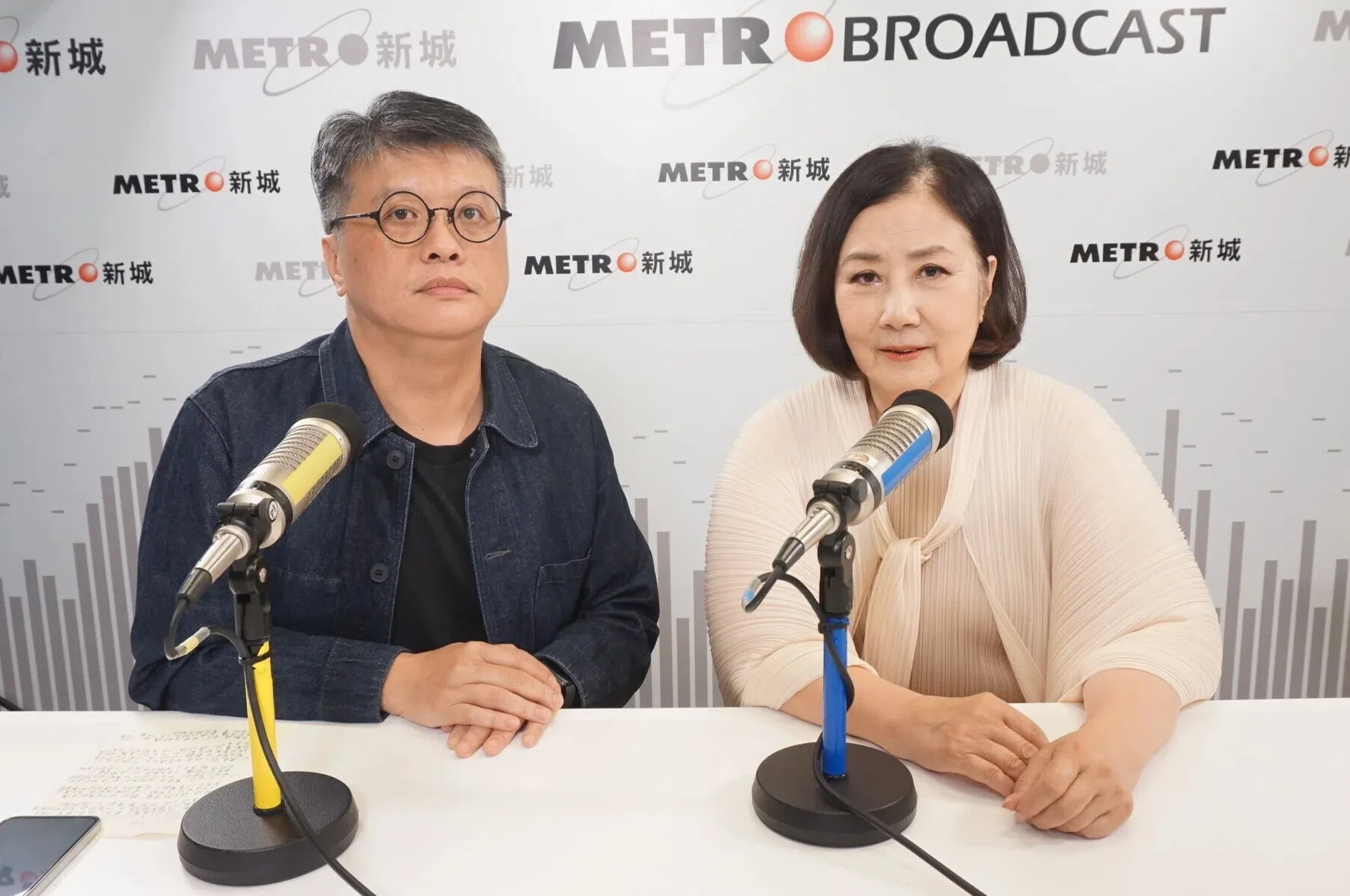 “阿姐”汪明荃（右）获邀担任《余生对话》第二集嘉宾，与资深媒体人余家强深度交流。（互联网）
