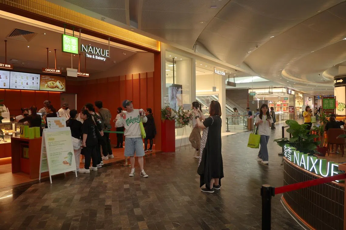 奈雪的茶阔别新加坡市场四年后，7月初以直营方式在星耀樟宜重新开业。（邬福梁摄）