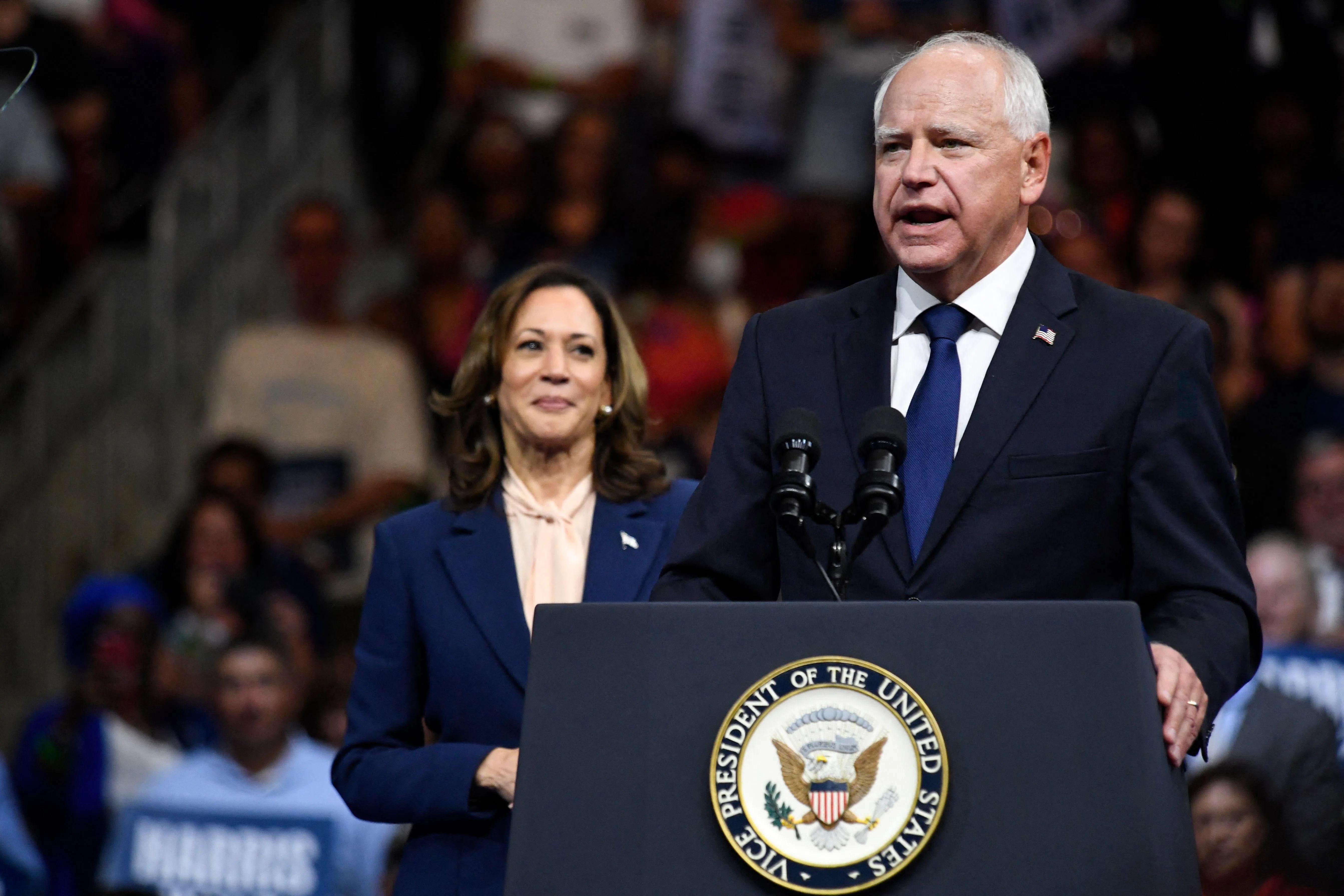 沃尔兹（右）和哈里斯（左）星期二（8月6日）一起出席宾州费城竞选集会。（法新社）