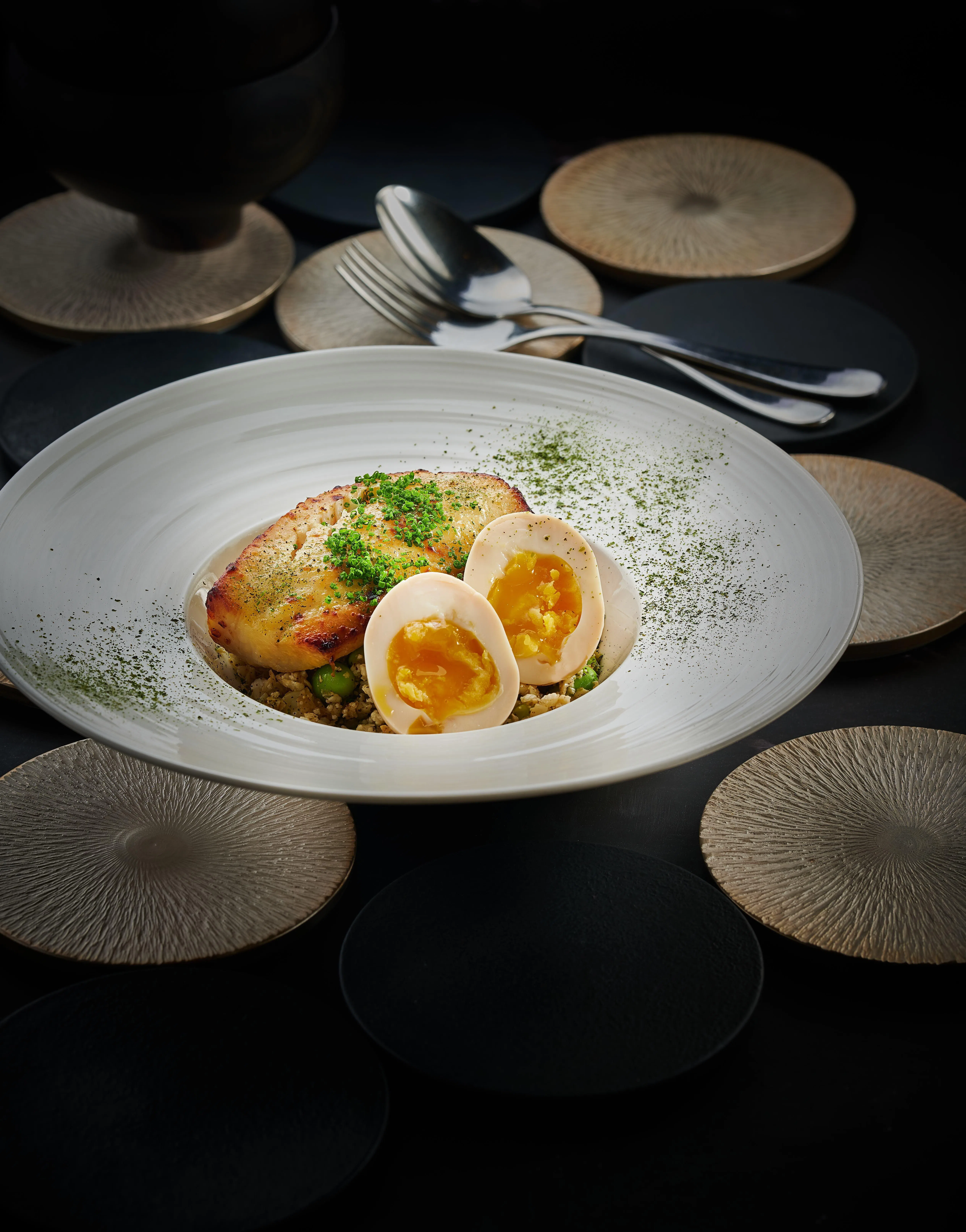 味噌银鳕鱼以自制味噌腌制，配花椰菜与溏心蛋。（餐馆提供）