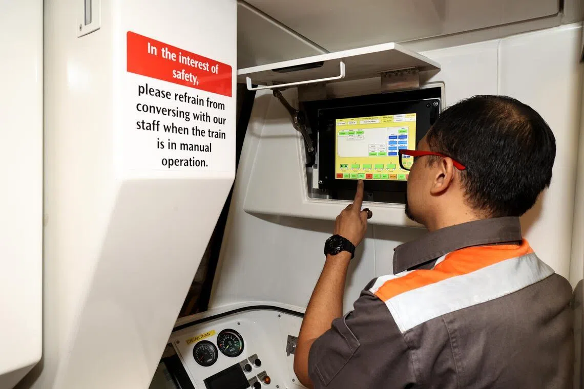 列车也增添状态监测系统，可实时监测列车8000多个表现参数。以前的系统只能监测300个至500个参数，而且不能进行远程分析。（周国威摄）