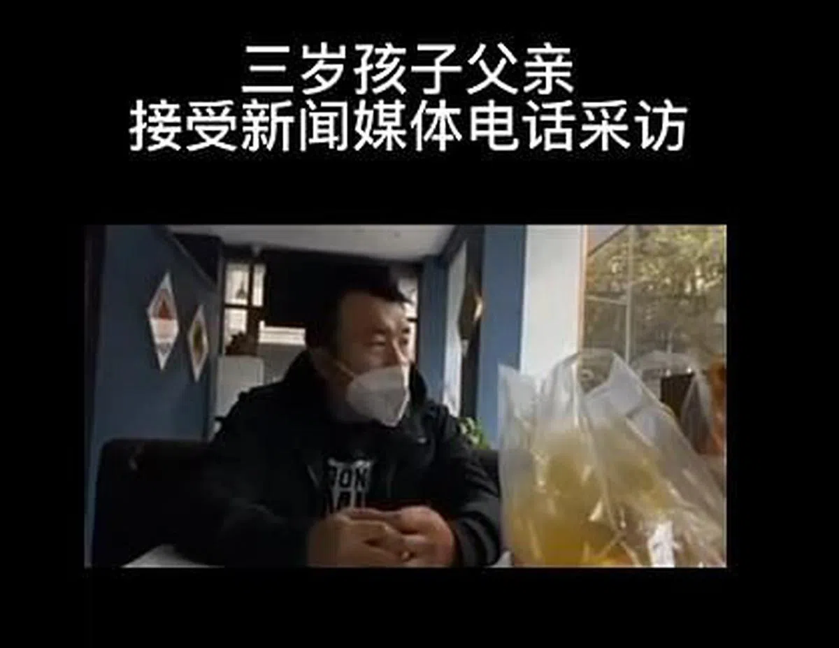 孩子父亲在接受访问时透露，曾在抢救孩子期间请求阿訇念经。（视频截图）