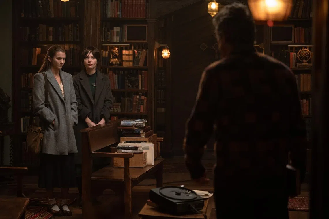 克洛伊伊斯特（左起）和索菲撒切尔与戏精休格兰互飙演技。（mm2提供）