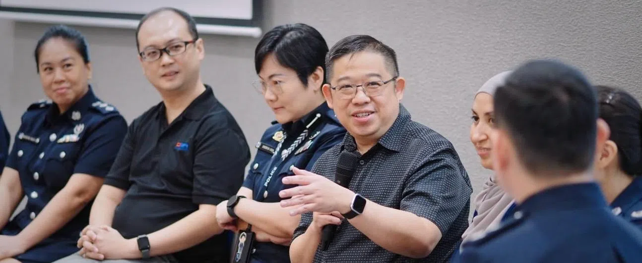 除了担任领导职务外，邱进航（左四）还经常代表全国罪案防范理事会出席各样论坛和活动，并通过电台和电视节目分享实用的防范罪案建议。（受访者提供）