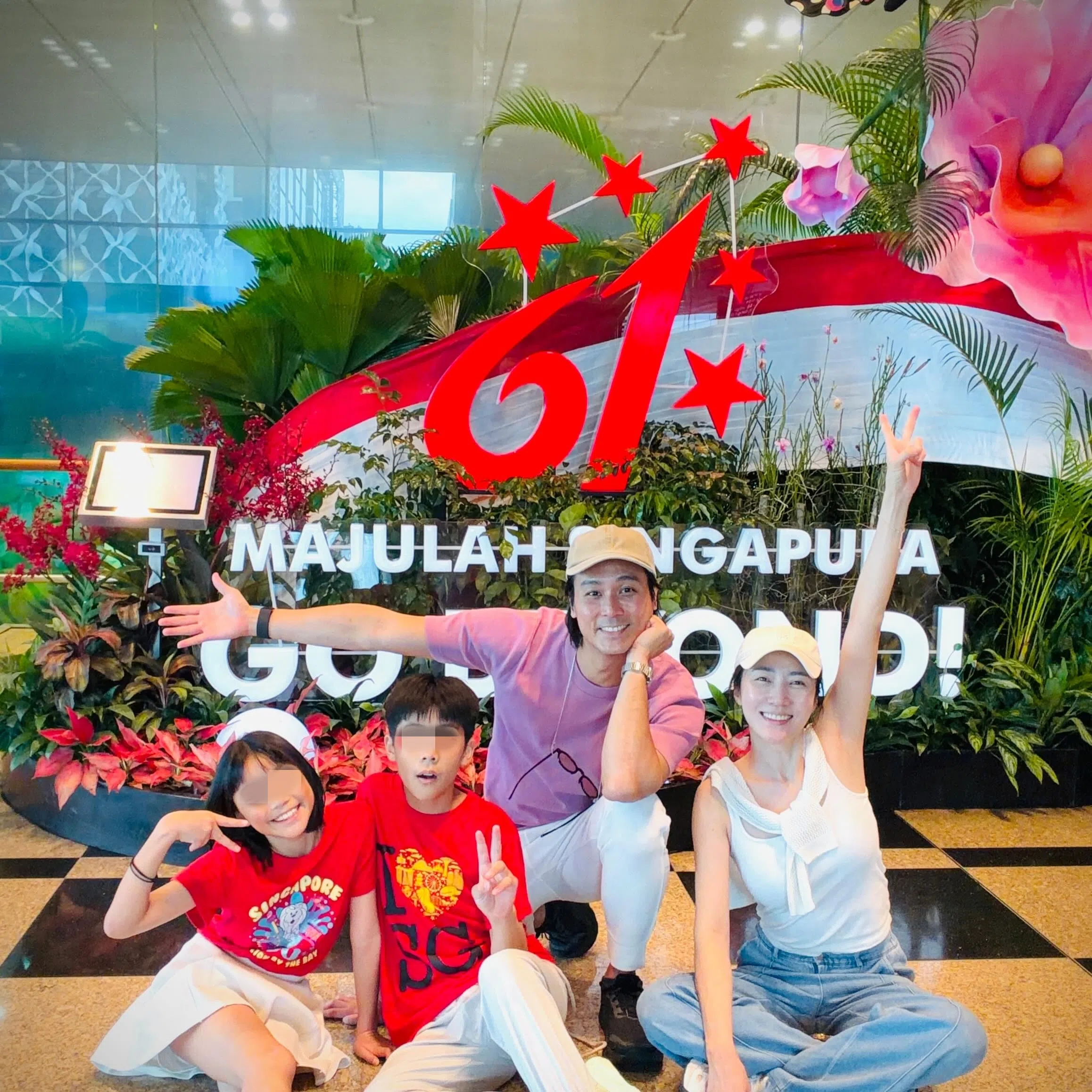 陈邦鋆一家四口在樟宜机场合照，庆祝新加坡61岁生日。（取自陈邦鋆IG）