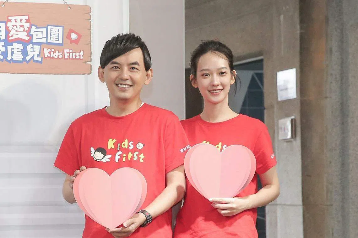 一直坚守黄子佼（左）身边的孟耿如（右）关闭脸书。（互联网）