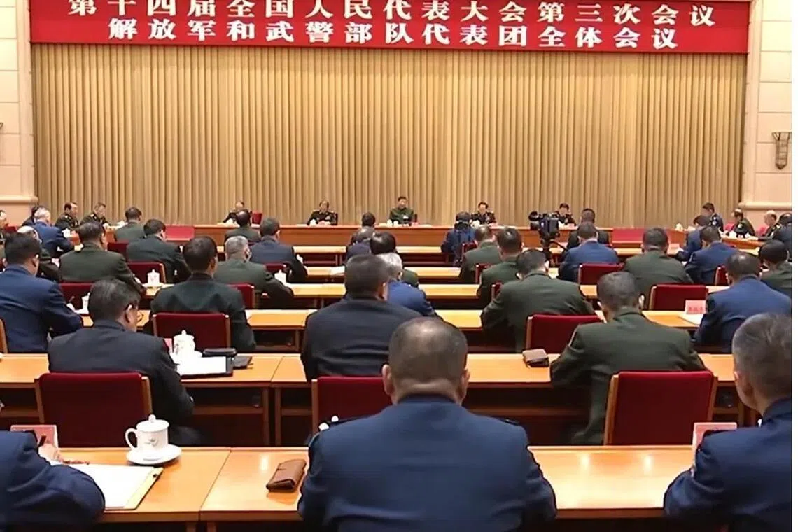 中共总书记、中央军委主席习近平（台上中）2025年3月7日出席全国人大会议解放军和武警部队代表团全体会议。当时，陪同他在主席台就坐的包括两名时任中央军委副主席张又侠、何卫东，以及时任中央军委委员刘振立、张升民。张又侠、何卫东、刘振立都已落马。（视频截图）