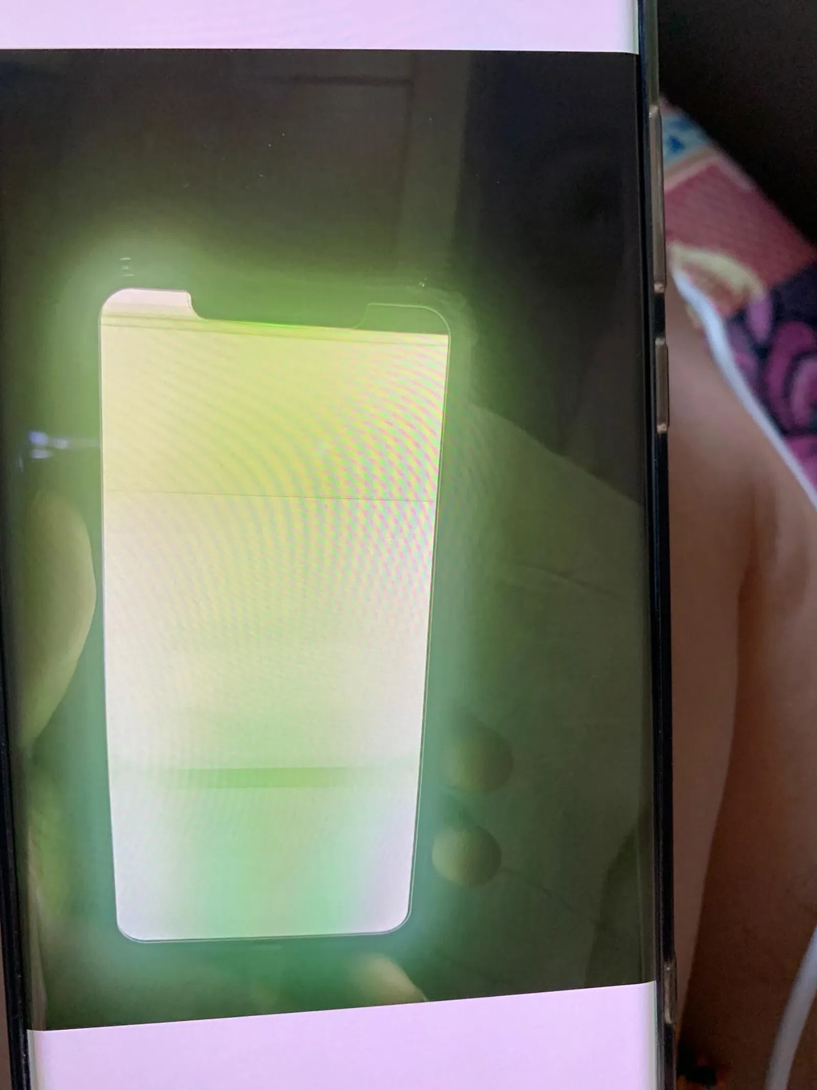 王先生称新买的手机屏幕闪得很厉害，根本无法使用。（受访者提供）