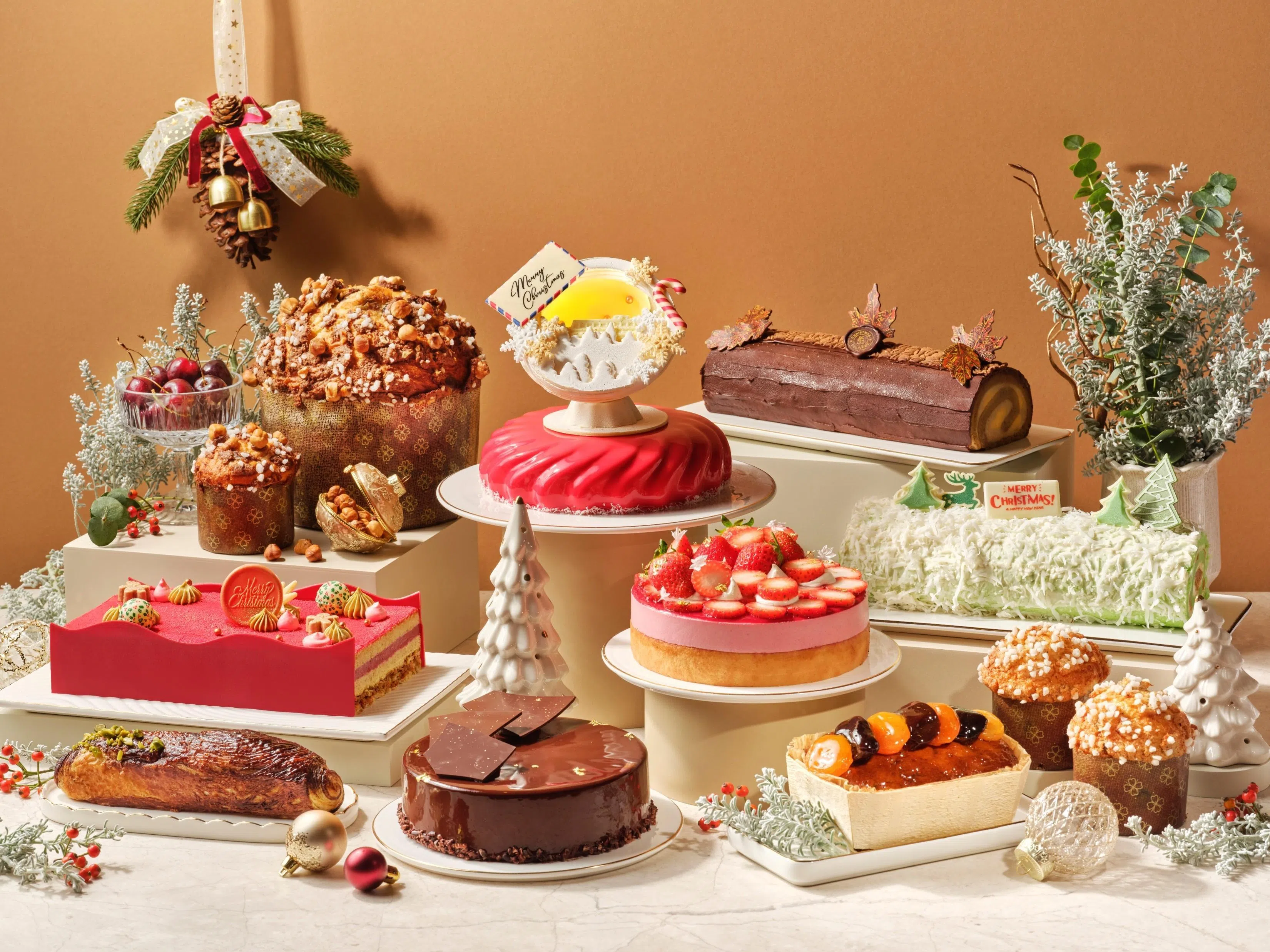 新加坡富丽敦酒店今年推出多款圣诞蛋糕与传统节庆烘焙，包括：潘那托尼、史多伦、水果蛋糕等。（酒店提供）