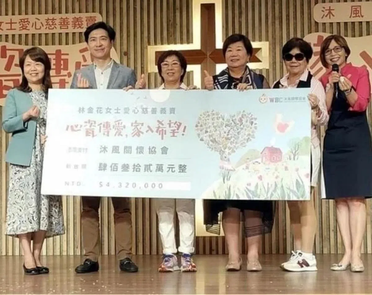 林母，她将卖出的陶瓷作品所得全数捐作公益。（互联网）