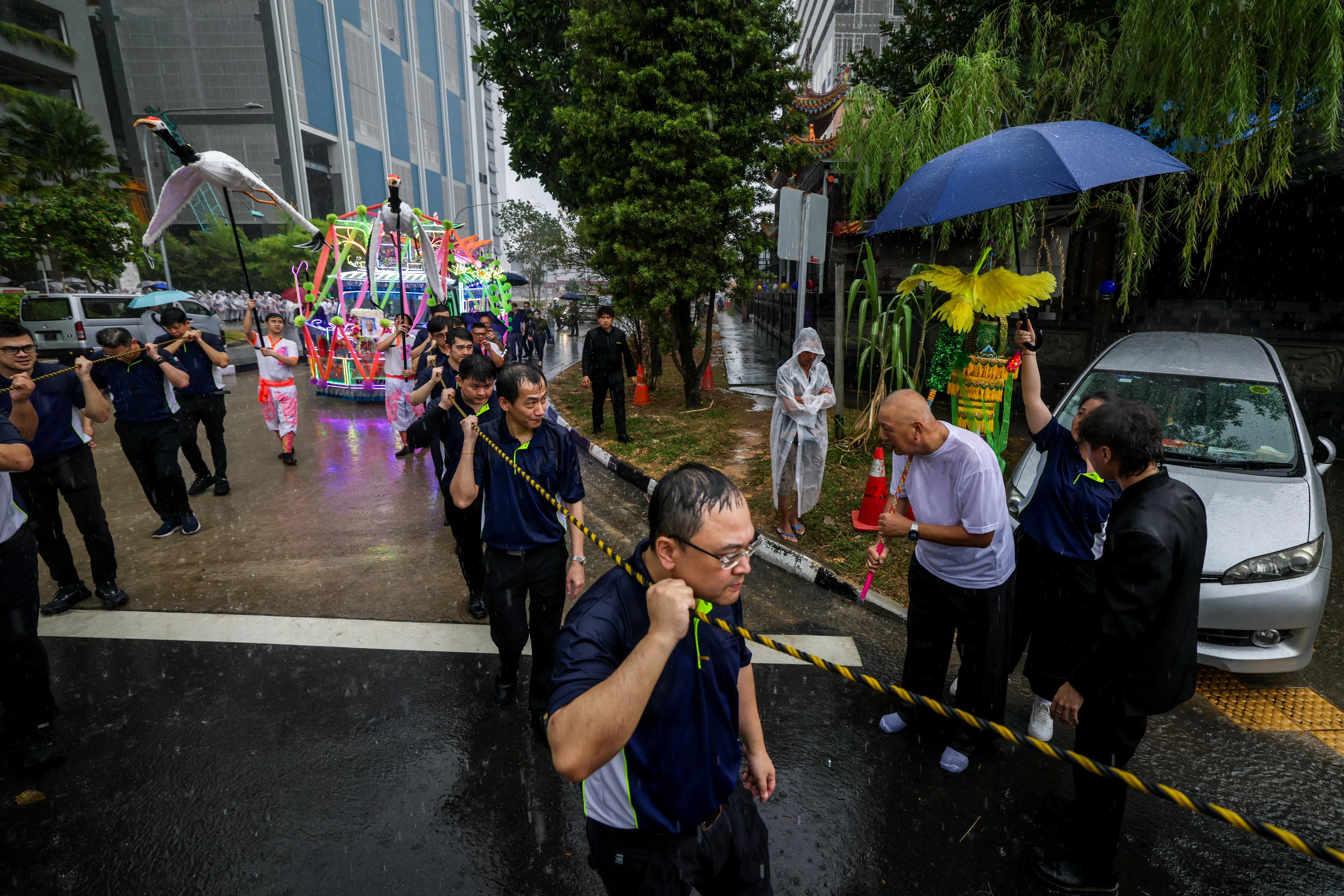 数百人雨中相送 “昇菘嫲”温馨走完人生最后一程