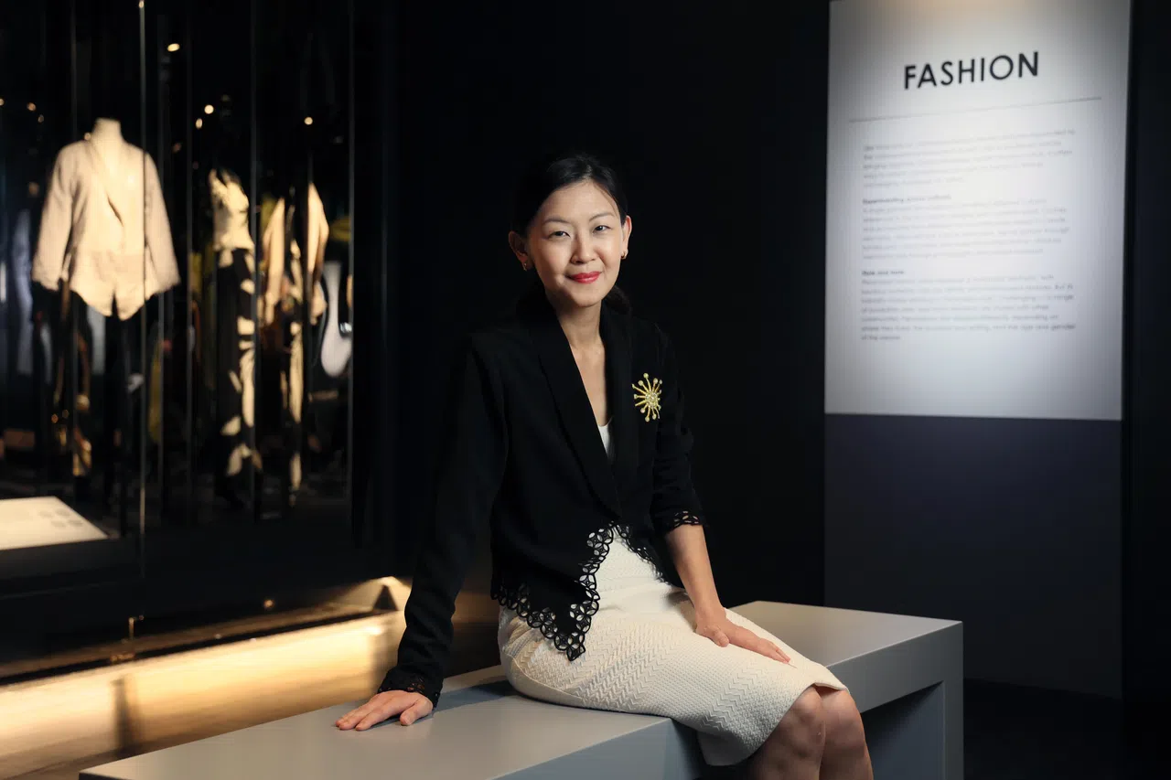 土生文化馆服装策展人熊子期认为卡峇雅是不断地演化的服饰。（龙国雄摄）