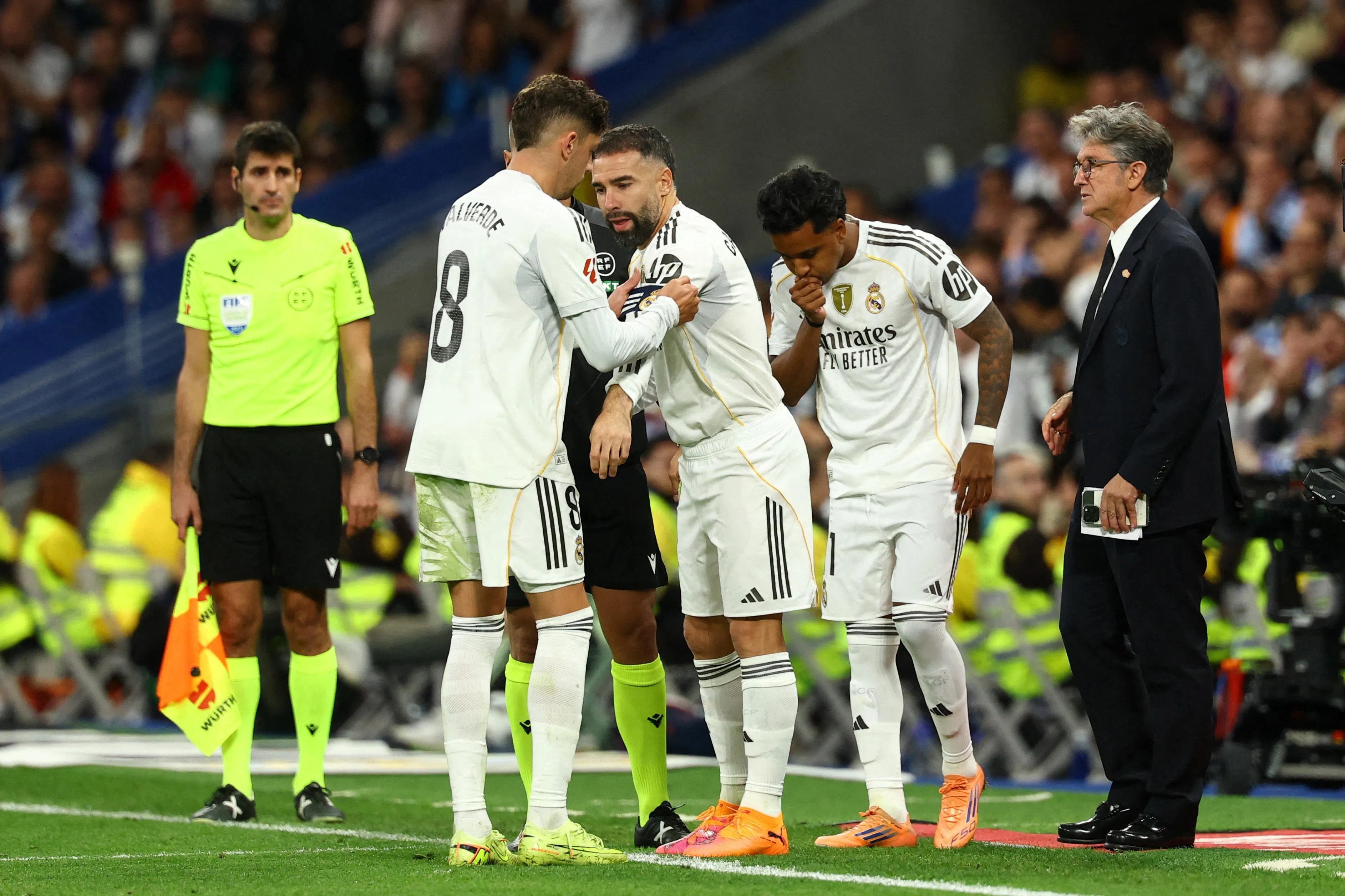 卡瓦哈尔（中）在国家德比战中替补登场，但在比赛结束后一天就传来要动膝盖手术的消息。 （路透社）