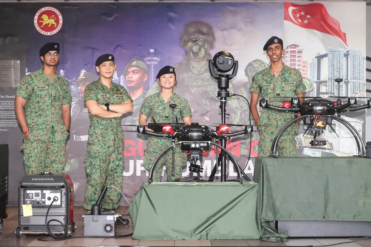 新加坡武装部队第15指挥、控制、通讯、电脑及情报营日前向媒体介绍该旗下三个单位的职责范围，所使用的不同科技和器材。左二为第15指挥、控制、通讯、电脑及情报营指挥官何伟祥中校。（陈斌勤摄）