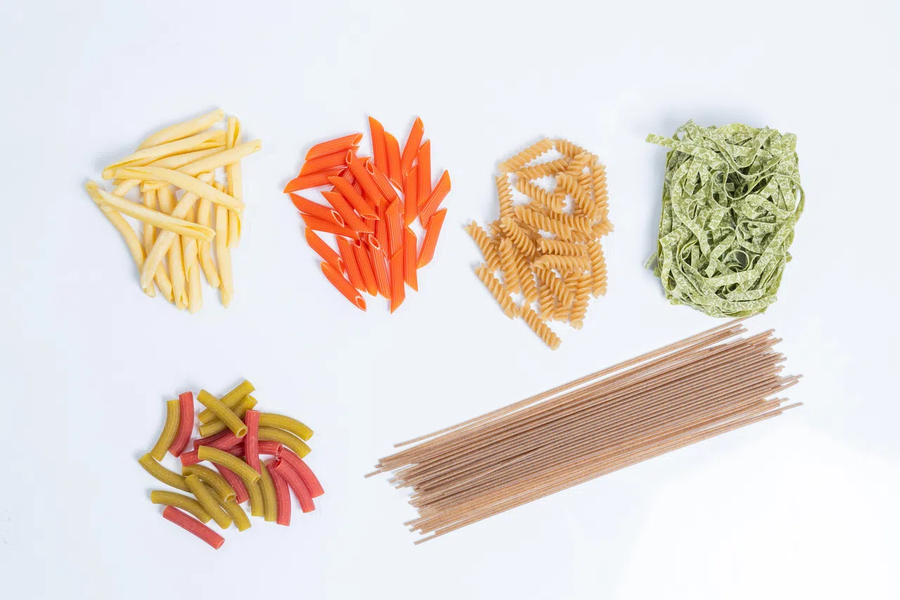 意大利面烹调时间和快熟面相差不远，但营养价值更高。上排左起顺时针：strozzapreti、红扁豆penne、糙米spirals、菠菜tagliatelle，以及糙米spaghetti和甜菜根与菠菜rigatoni。（吴先邦摄）