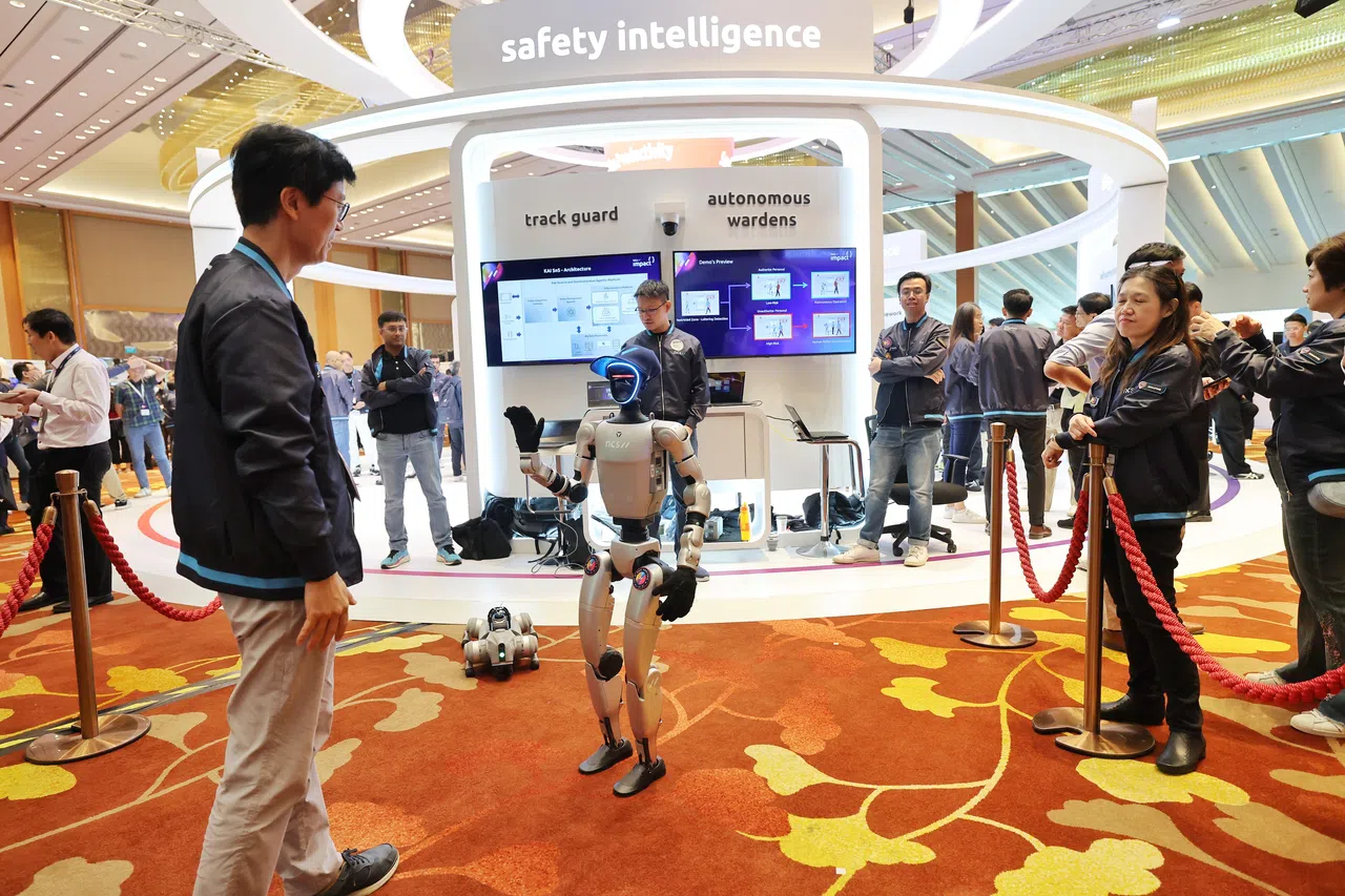 恩士迅影响力论坛会场内，恩士迅公司在展示它的安全智能机器人产品。（唐家鸿摄）