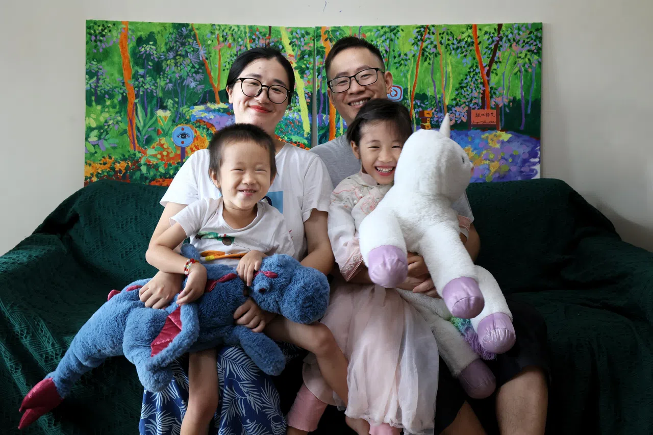 邹巧林和宋爱华育有两个孩子。（龙国雄摄）