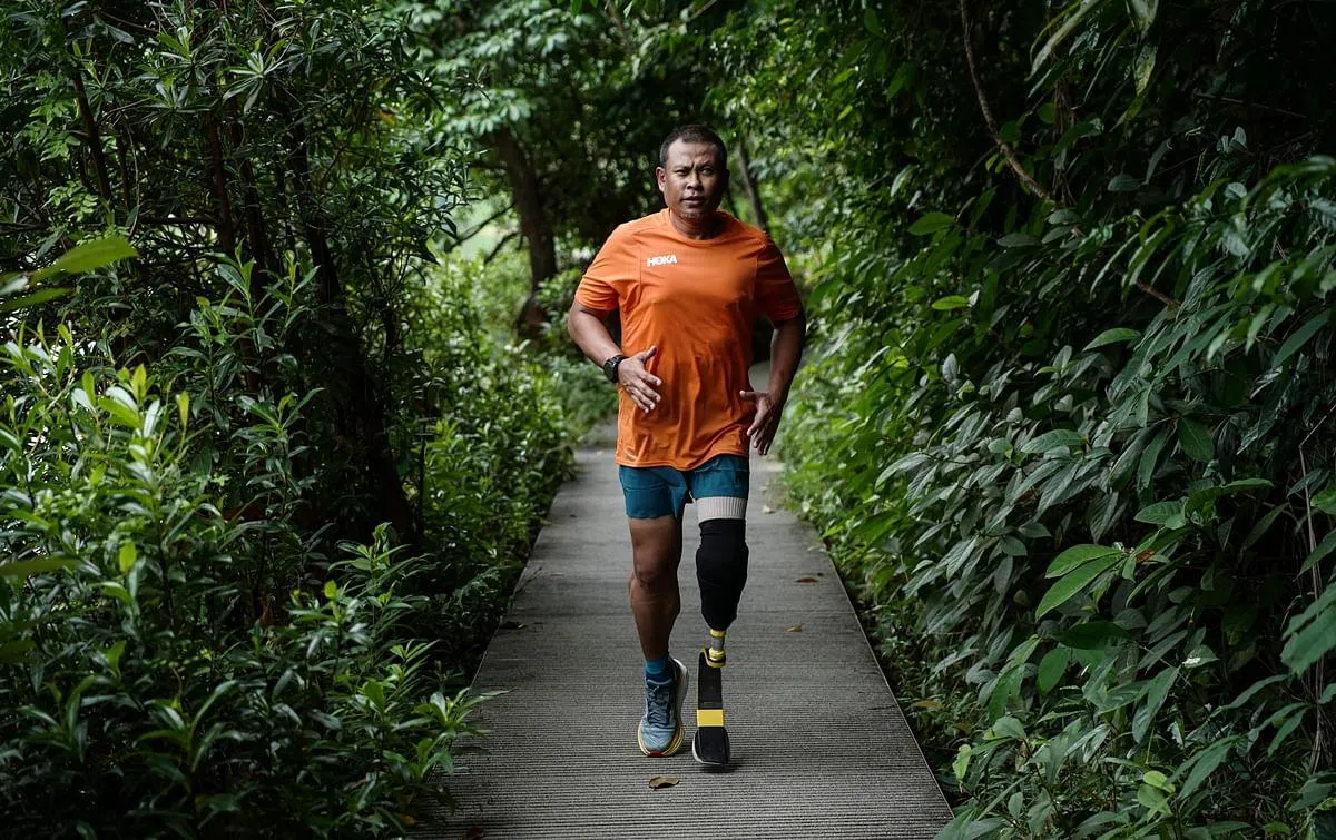 Shariff Abdullah在41岁那年才开始跑马拉松。（图/HOKA）