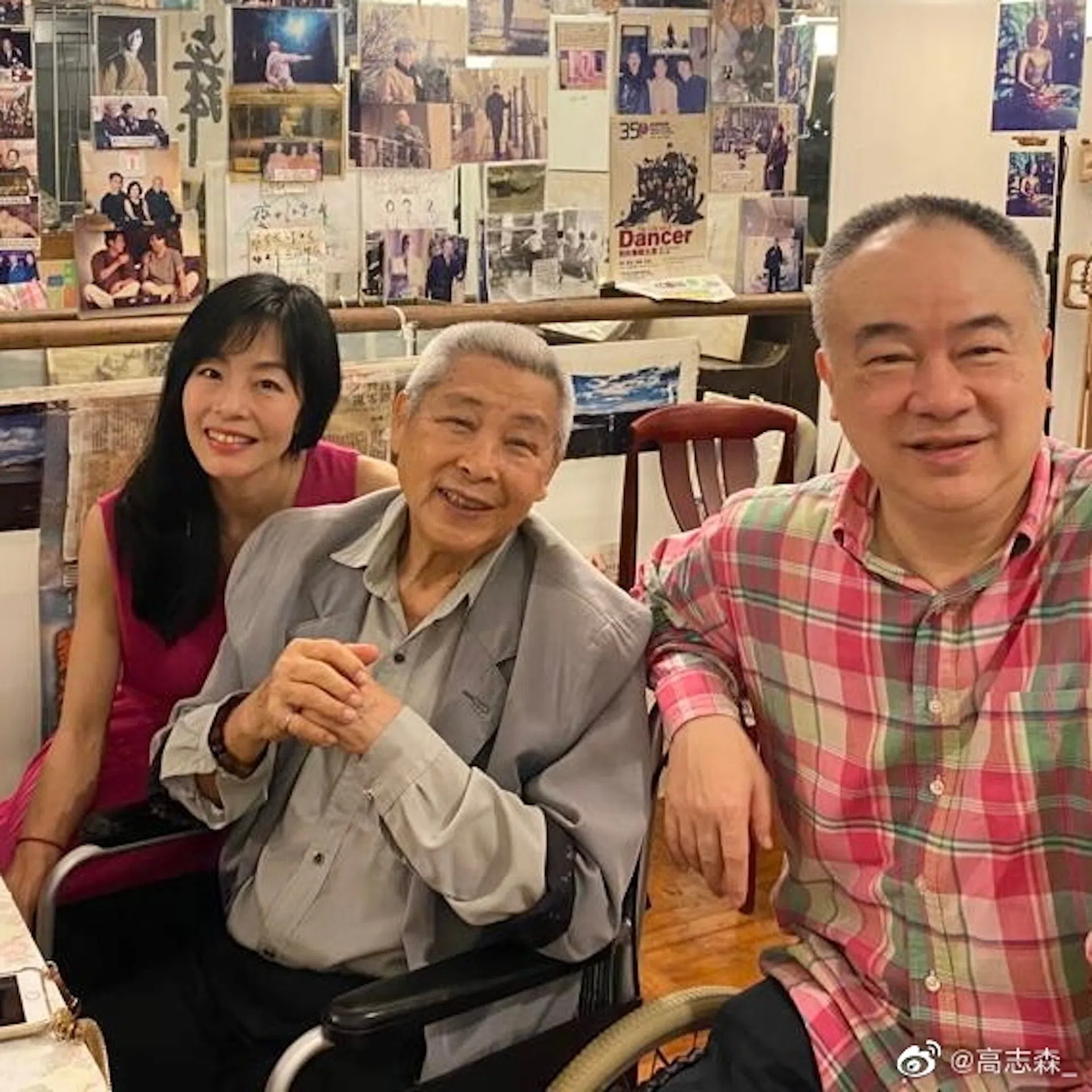 刘兆铭（中）邀请高志森（右一）与焦媛到家中共聚。（取自艺人微博）