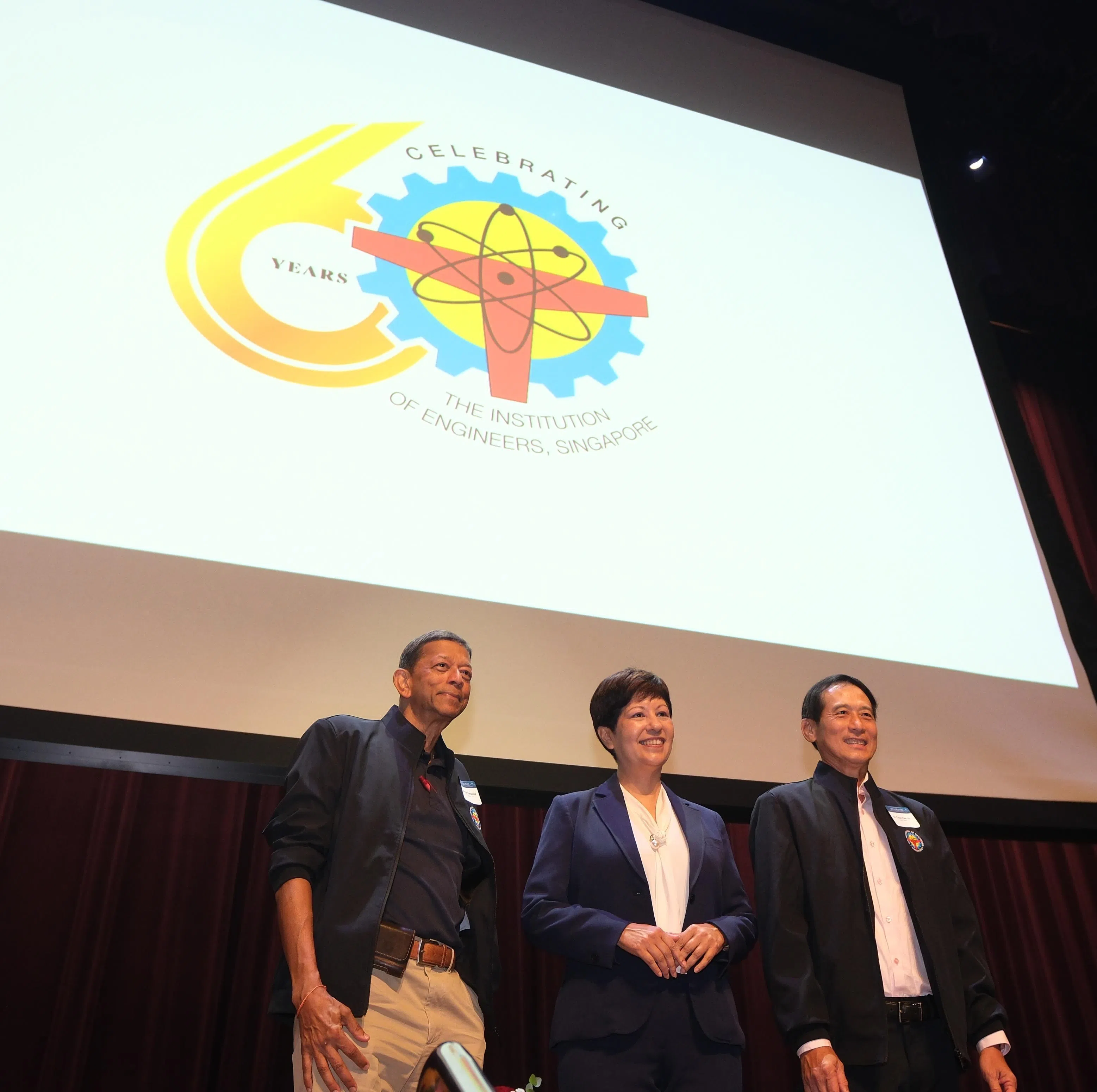 配合成立60周年，新加坡工程师学会推出纪念标志；左起为学会副会长西里塞纳、总理公署部长兼财政部及国家发展部第二部长英兰妮，以及学会会长曾有仁。（曾坤顺摄 ）