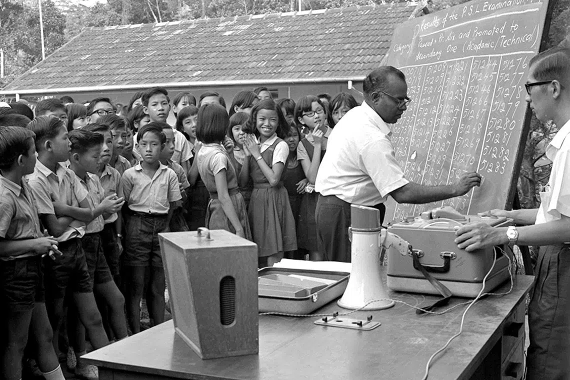 1967年小六考试成绩出炉，里峇峇利路一所小学学生紧张围在大黑板前，关注自己的未来。（档案照片）