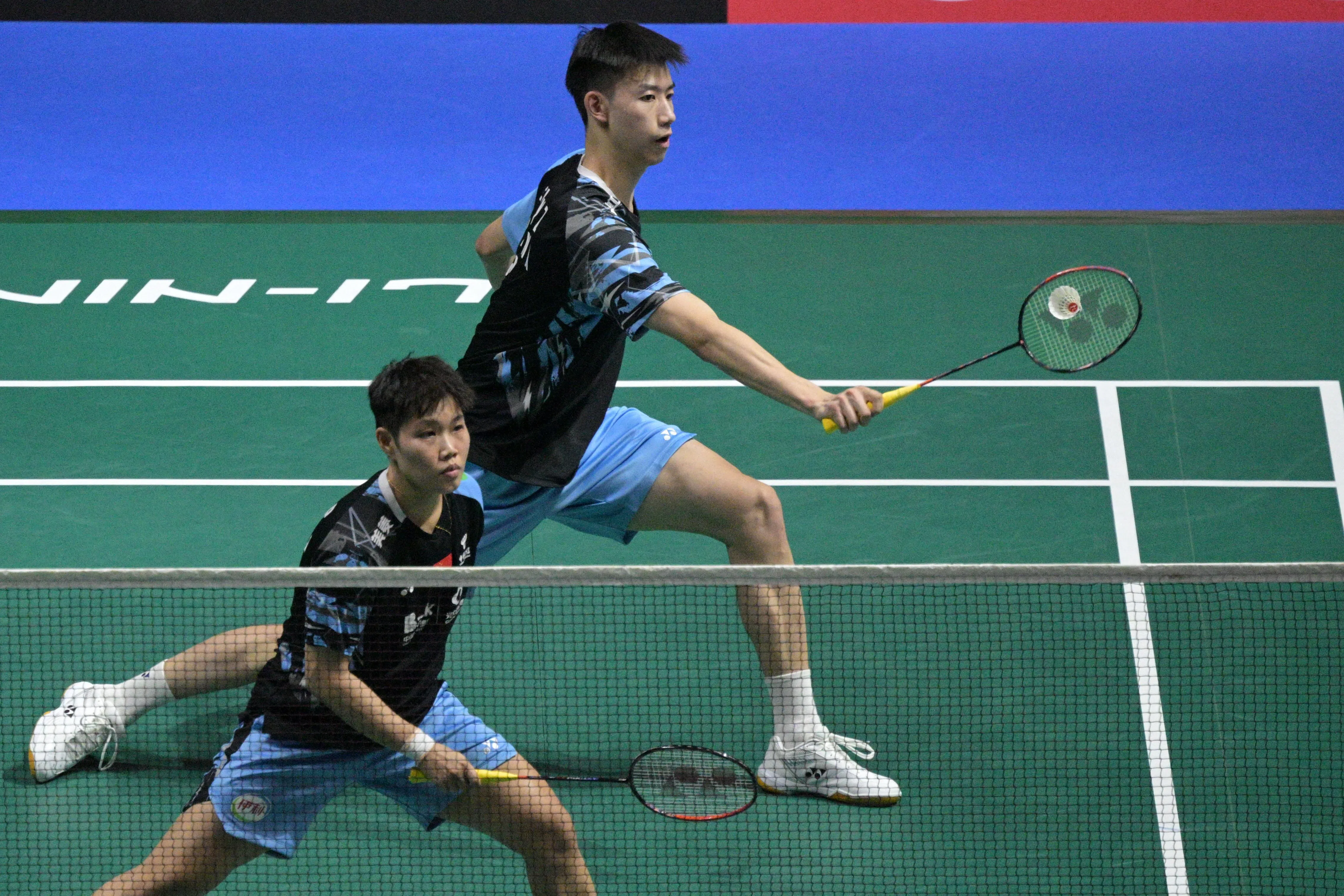 来自中国的次号种子冯彦哲（后）和黄东萍遭爆冷，被泰国组合苏柏／素比莎拉击败。（新华社）