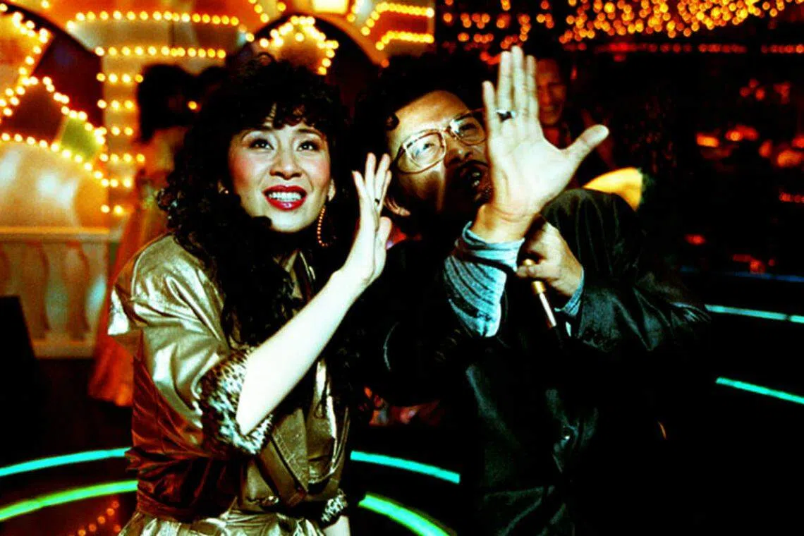 吴君如（左）在《金鸡》历经沧桑的人生。（互联网）