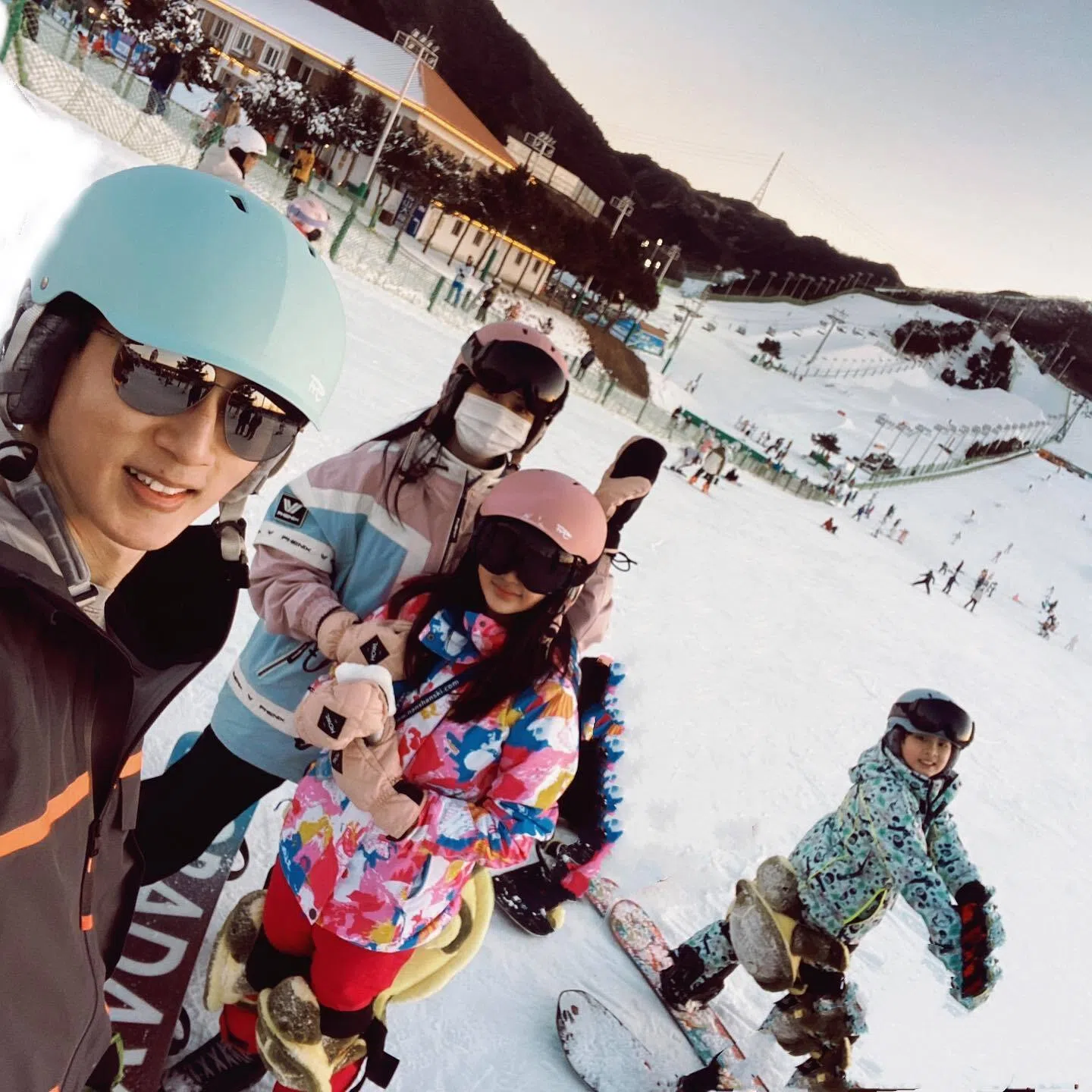 吴尊自发生意外后更注意安全，全家仍热爱滑雪运动。（取自吴尊IG）