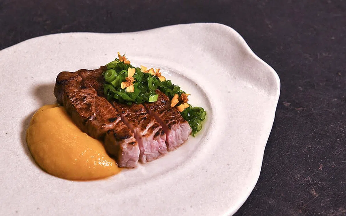 Kausmo 主厨巧用食材，烹制精致料理 – 煎猪颈肉配墨西哥龙蒿和南瓜酱 。（图／Kausmo 提供）