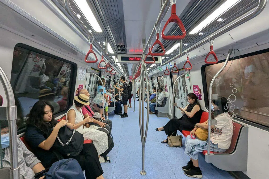 不少拥车族星期一选择从汤东线的新地铁站搭乘地铁上班，他们认为搭地铁较方便，也省下停车费。（卓祾祎摄）