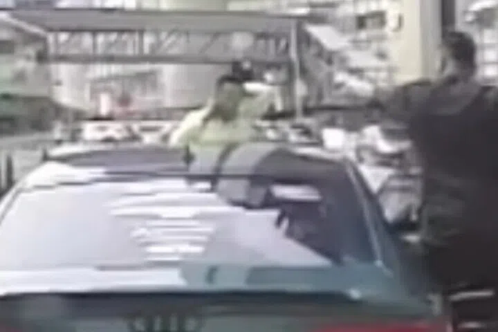因换车道 两司机爆冲突