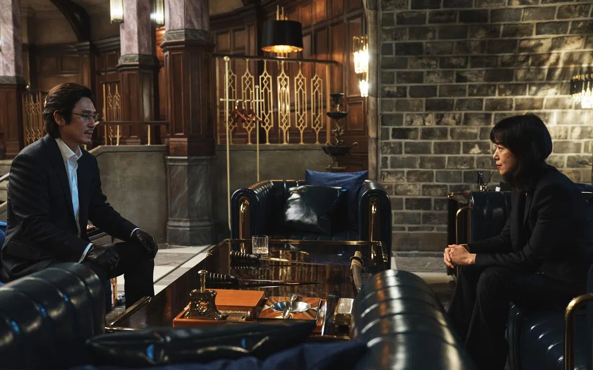薛耿求（左）饰演全度妍所属的雇凶杀人公司代表。（Netflix）
