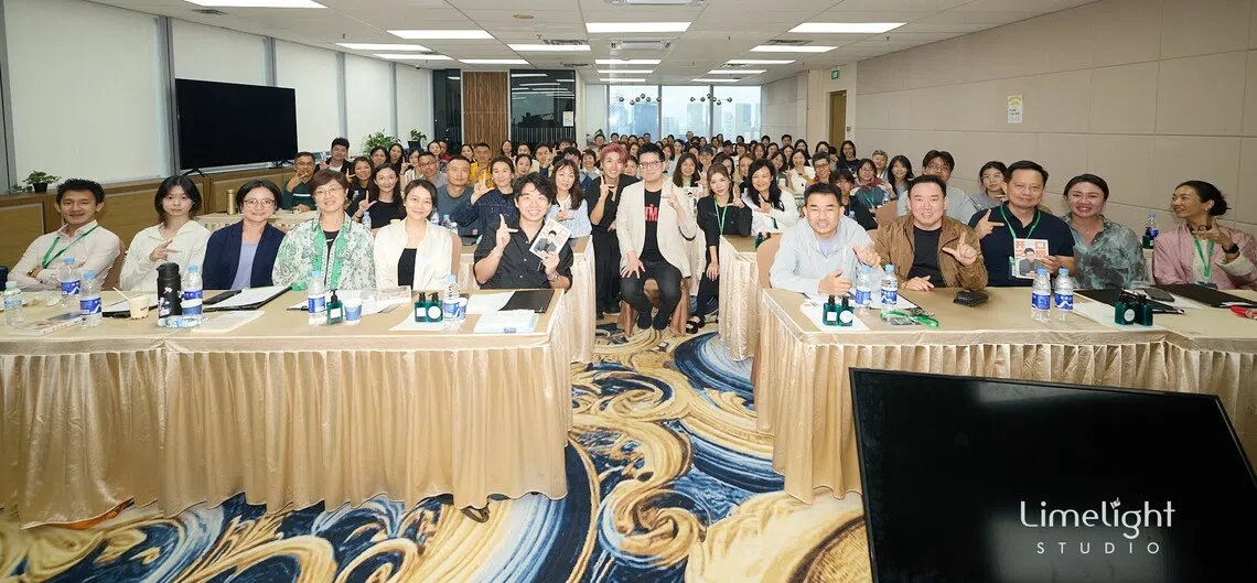 为期两天的“表达高手特训营”结束后，导师黄执中与全体学员合影留念，为这段充实的学习旅程画上圆满句号。（主办方提供）