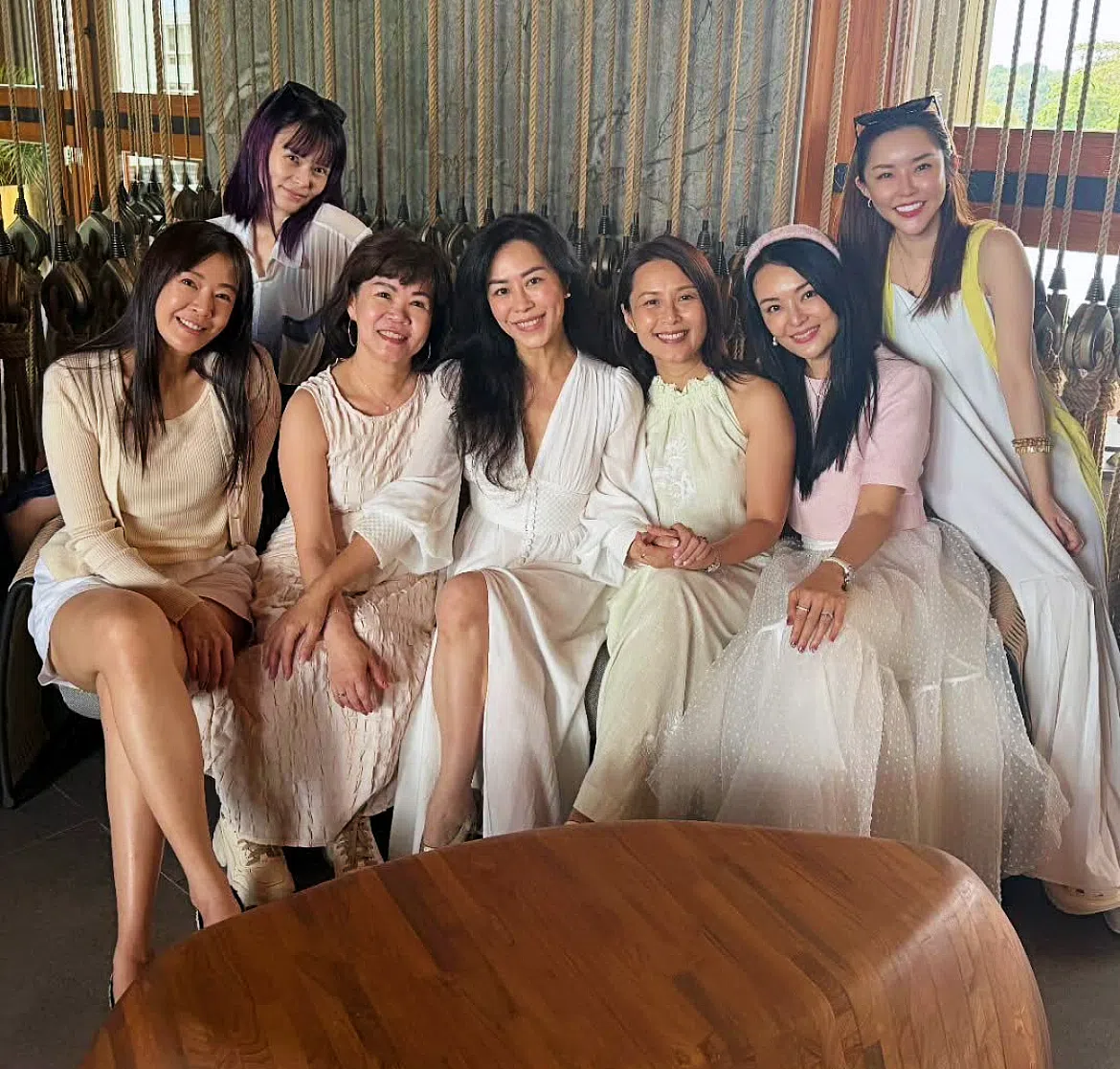 谢韵仪（中）婚礼的星级宾客包括《复仇女王》结识的艺人好友刘子绚（前排左一）、胡佳琪（后排左一）、曾诗梅（前排右三起）和洪乙心。（取自艺人IG限时动态）