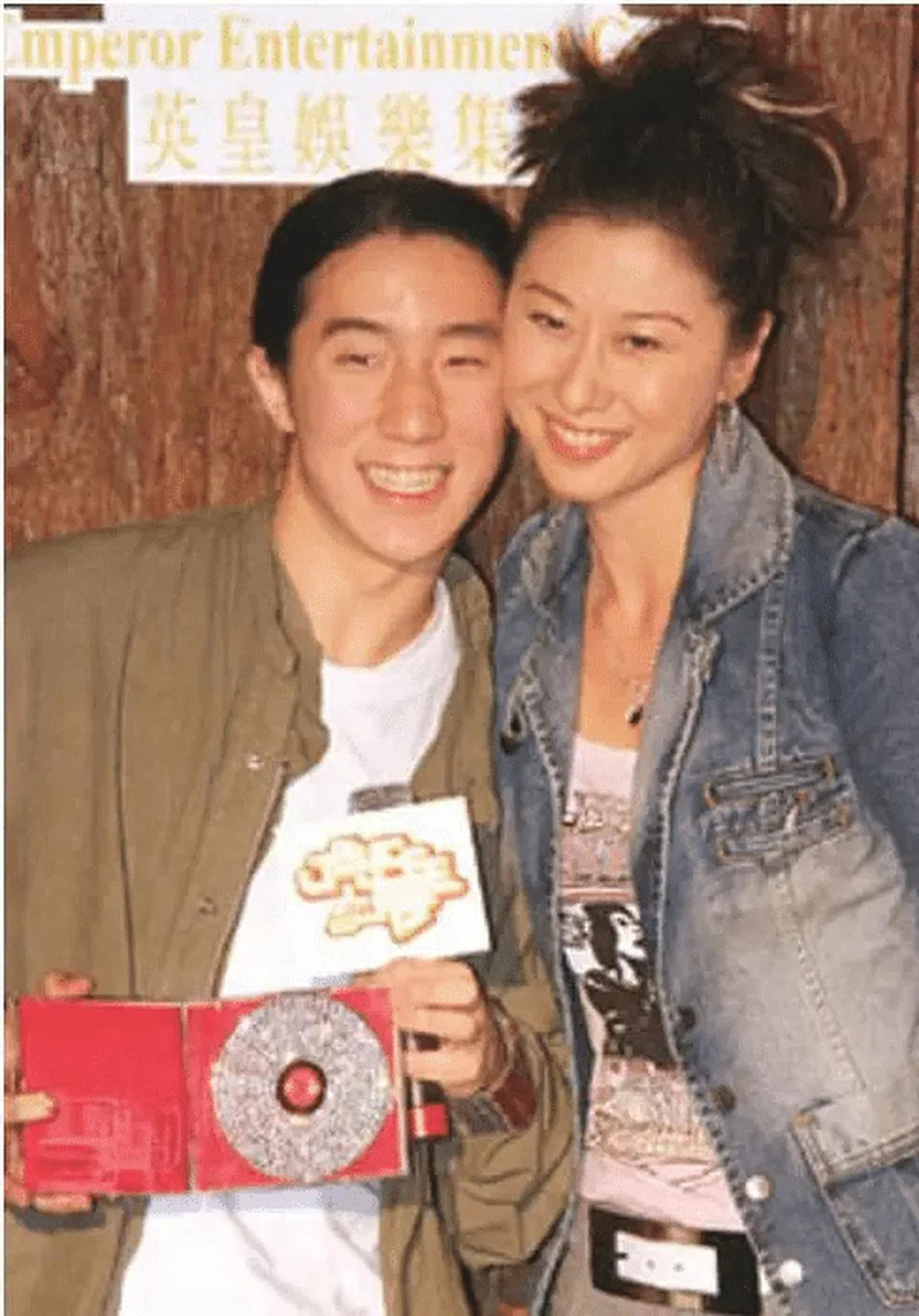 房祖名当年签约出道，干妈叶倩文现身站台。（互联网）