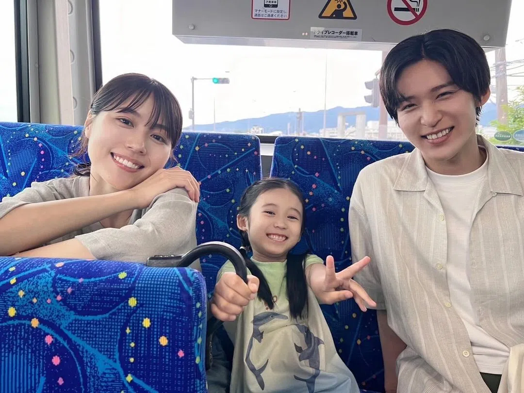 有村架纯（左）饰演月冈夏现任女友百濑弥生，最后与他分手，她认为那是最幸福的选择。（取自电视剧官方IG）