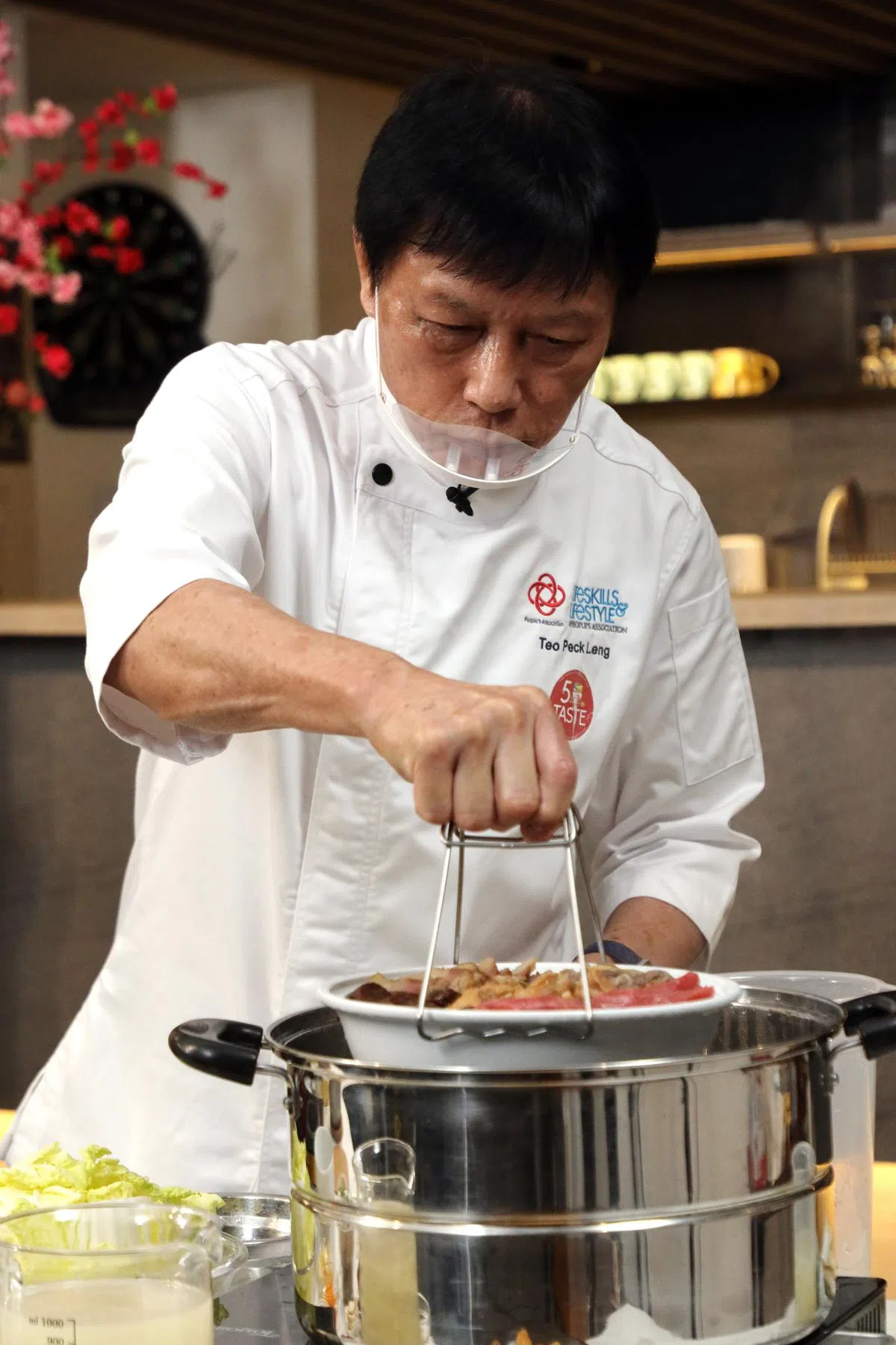 张克明师傅小心翼翼地取出港式腊味饭。（邝启聪摄）