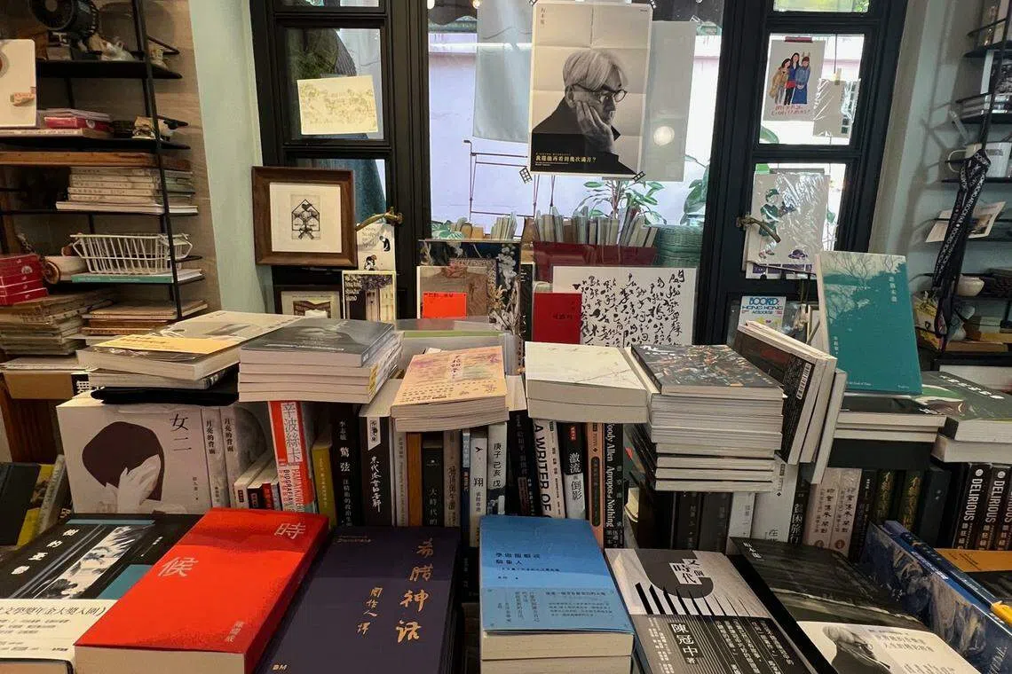 书店以港台艺文类的书居多，入口显眼处摆了不少香港主题的书籍。