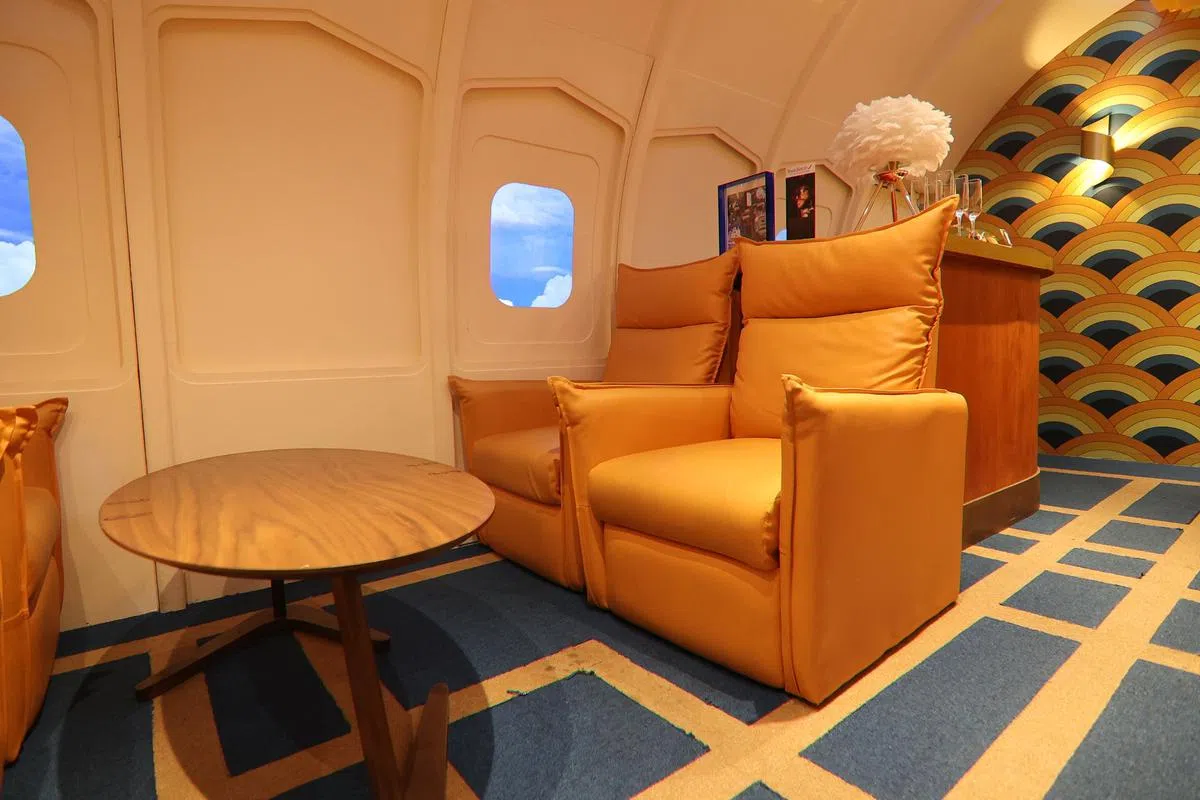 Absurdities并不是一家普通餐馆，而是由几个不同主题的密室所构成，如这让想念飞行的食客掉泪的商务舱。（关俊威摄影） 