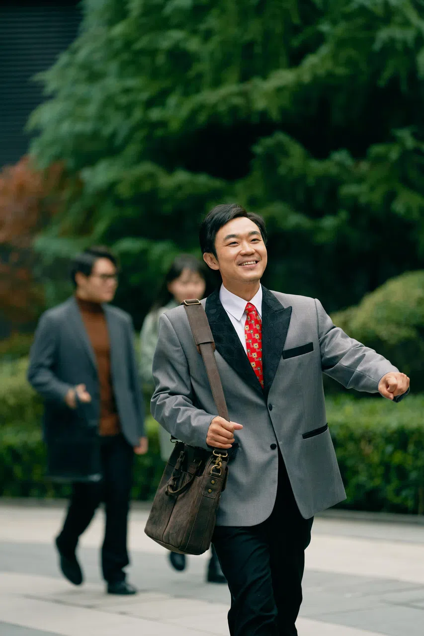 大鹏在《年会不能停！》饰演老实正直的职场人。（嘉华院线提供）