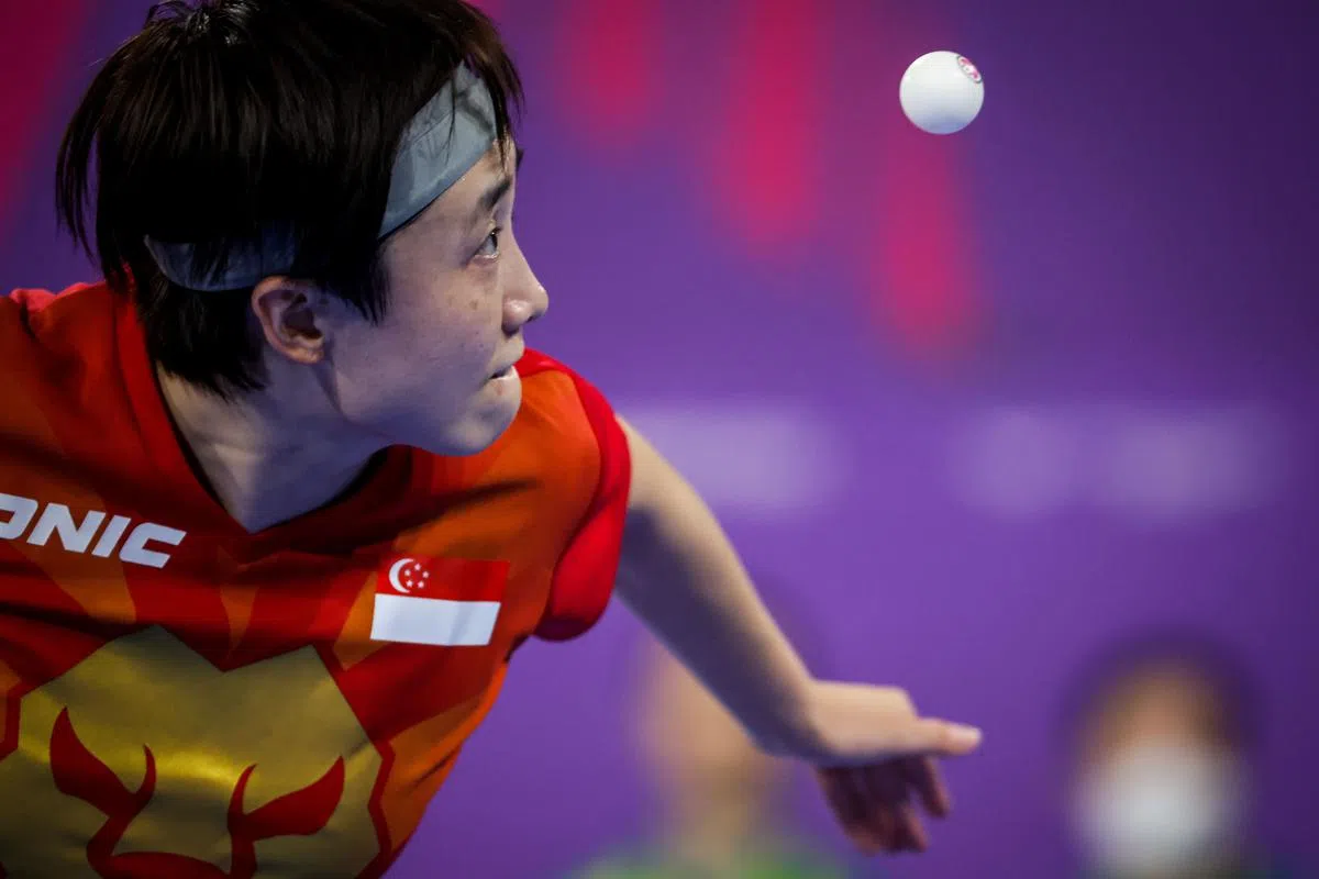 冯天薇出任第一单打战胜郑丽贤，助新加坡将大比数扩大到2比0。（叶振忠摄）