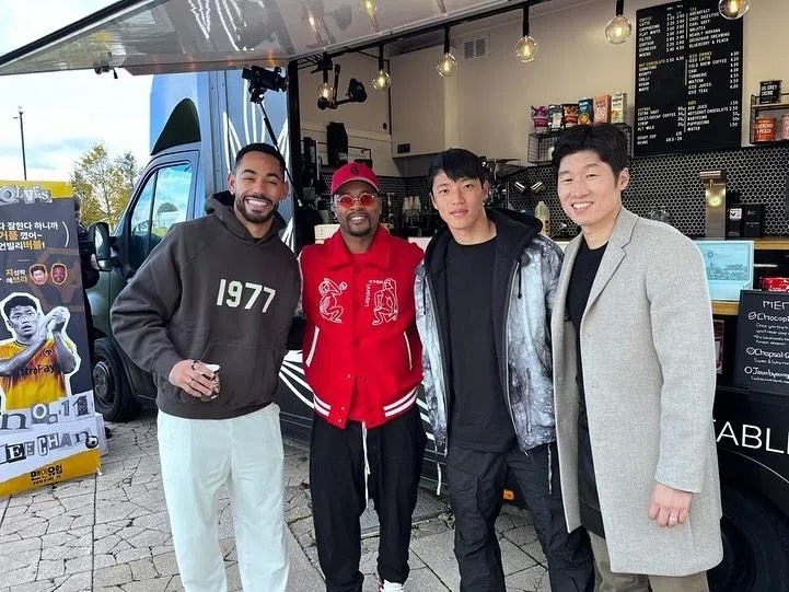 朴智星（右）和埃夫拉（左二）带着咖啡车，到狼队和黄喜灿（右二）见面。左一为狼队前锋库尼亚。（取自shoot_for_love Instagram）