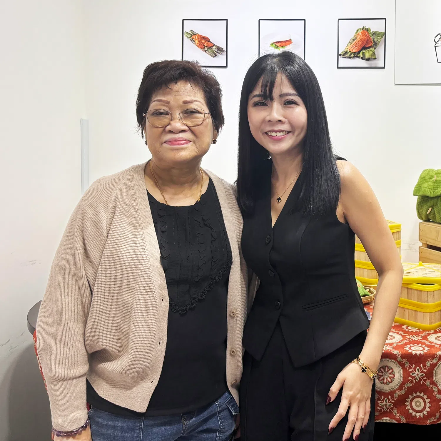 “后港窝咑”老板兼创办人黄秋凤（左）与董事经理高美珈。（阮登思摄）