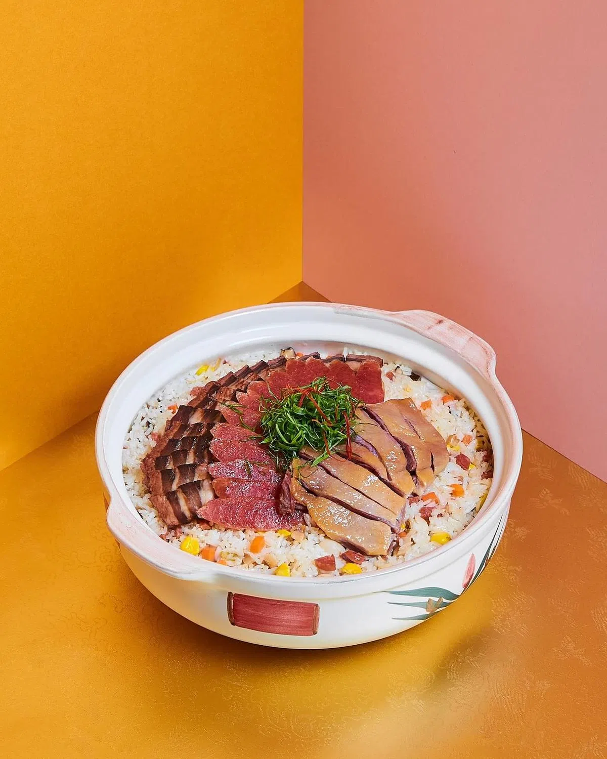 新加坡瑞士茂昌阁酒店Ellenborough Market Cafe外卖套餐包括八味腊味饭。（餐馆提供）