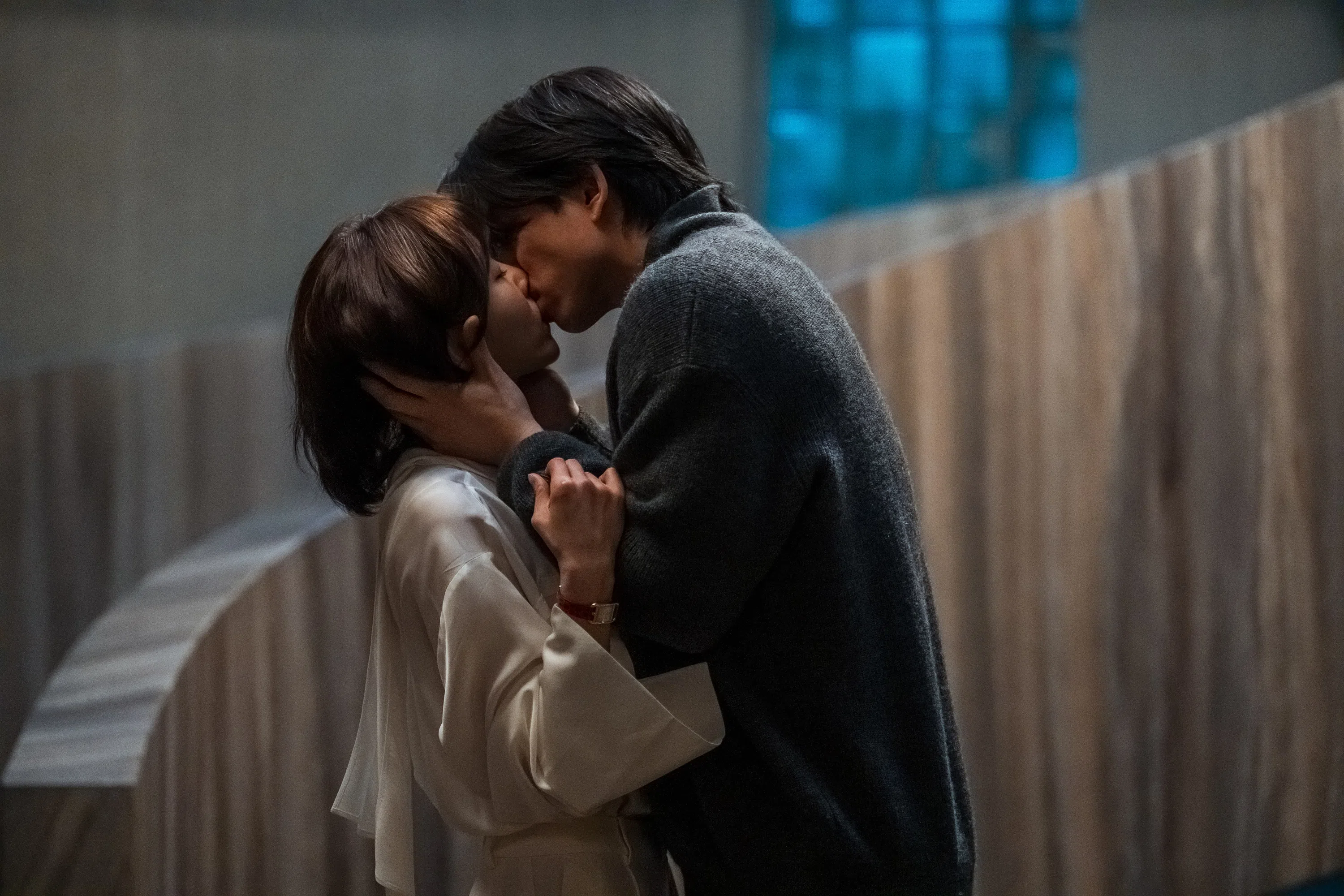 孔刘（右）与徐玄振在剧中双向救赎，渐渐爱上对方。（Netflix提供）