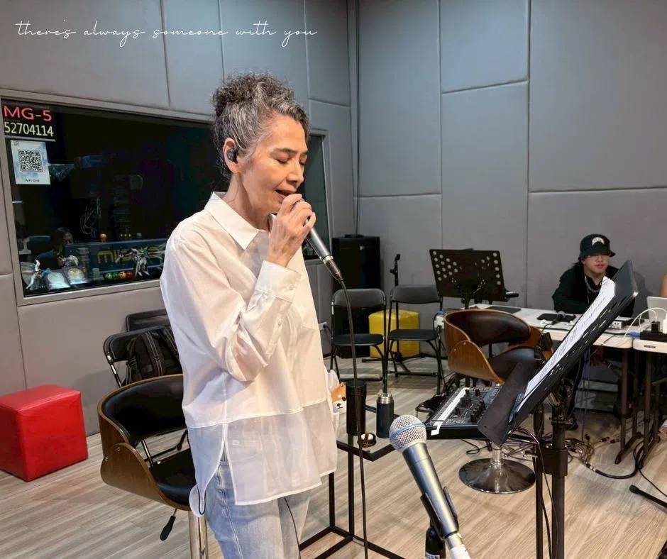 赖佩霞哀送离世的美国女婿。（取自赖佩霞脸书）