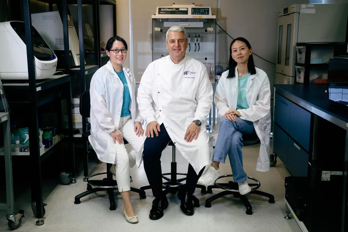 乐嘉瓦教授(中）利用自己的实验室制造试剂盒的原型。公司成立后，由首席运营官谢爱素（左）和总裁萨尼（右）负责管理。（关俊威摄）