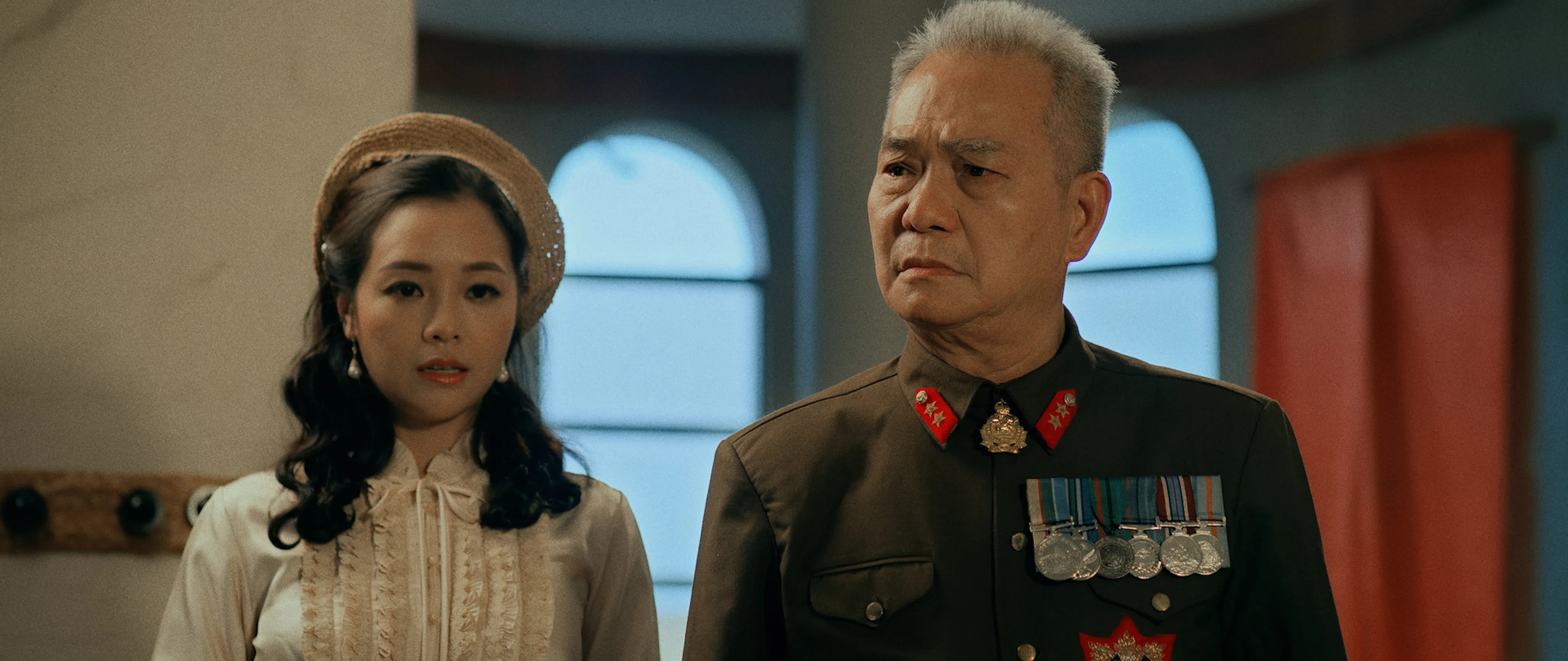刘谦益（右）和陈芷尤（左，现名陈思帆）在《1943》饰演一对父女。（新传媒提供）