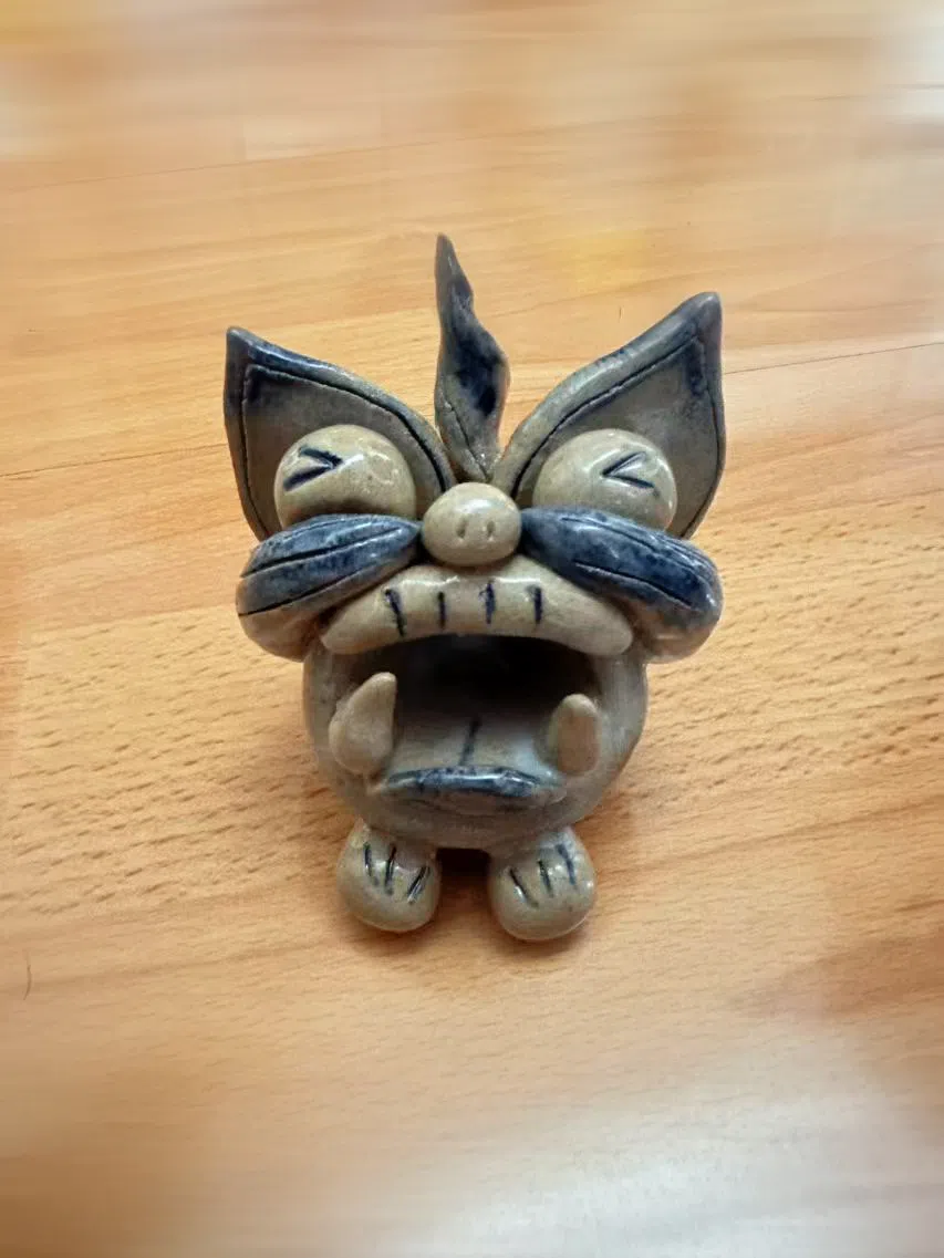 在非遗继承人的指导下，学生制作出造型各异的瓦猫。（华侨中学高中部王雨岑摄）